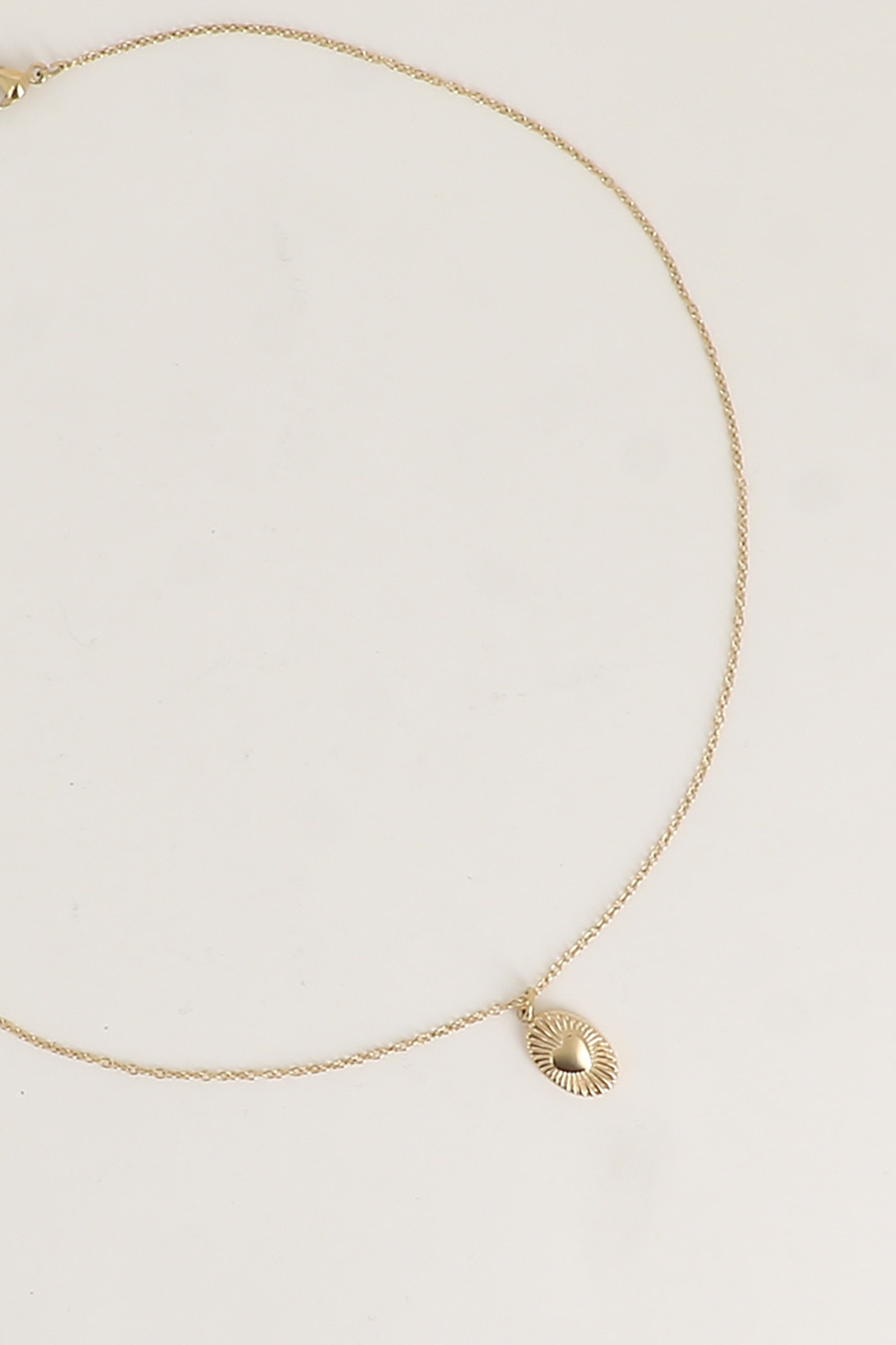 Mayorista Bohm - Collar - colgante ovalado con un diseño de corazón y líneas estriadas
