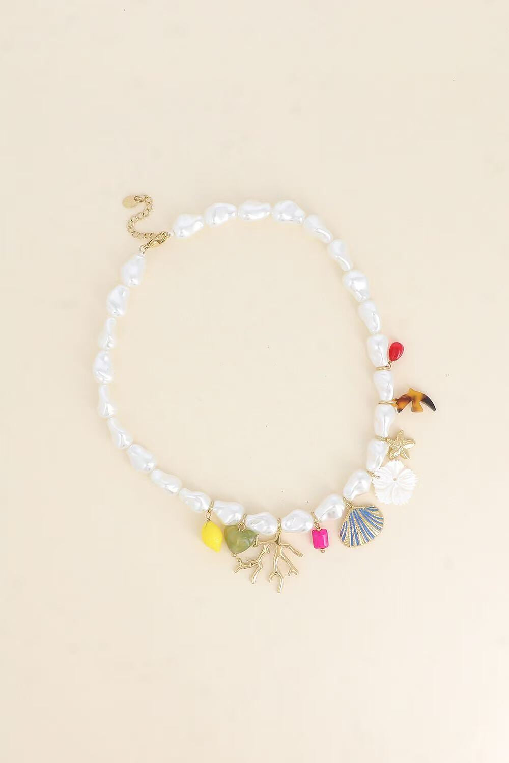 Grossiste Bohm - Collier sur fil - perles en résine blanche, branche de corail, fleur nacrée, coquillage en émail, étoile de mer, oiseau en résine, citron, perle coeur