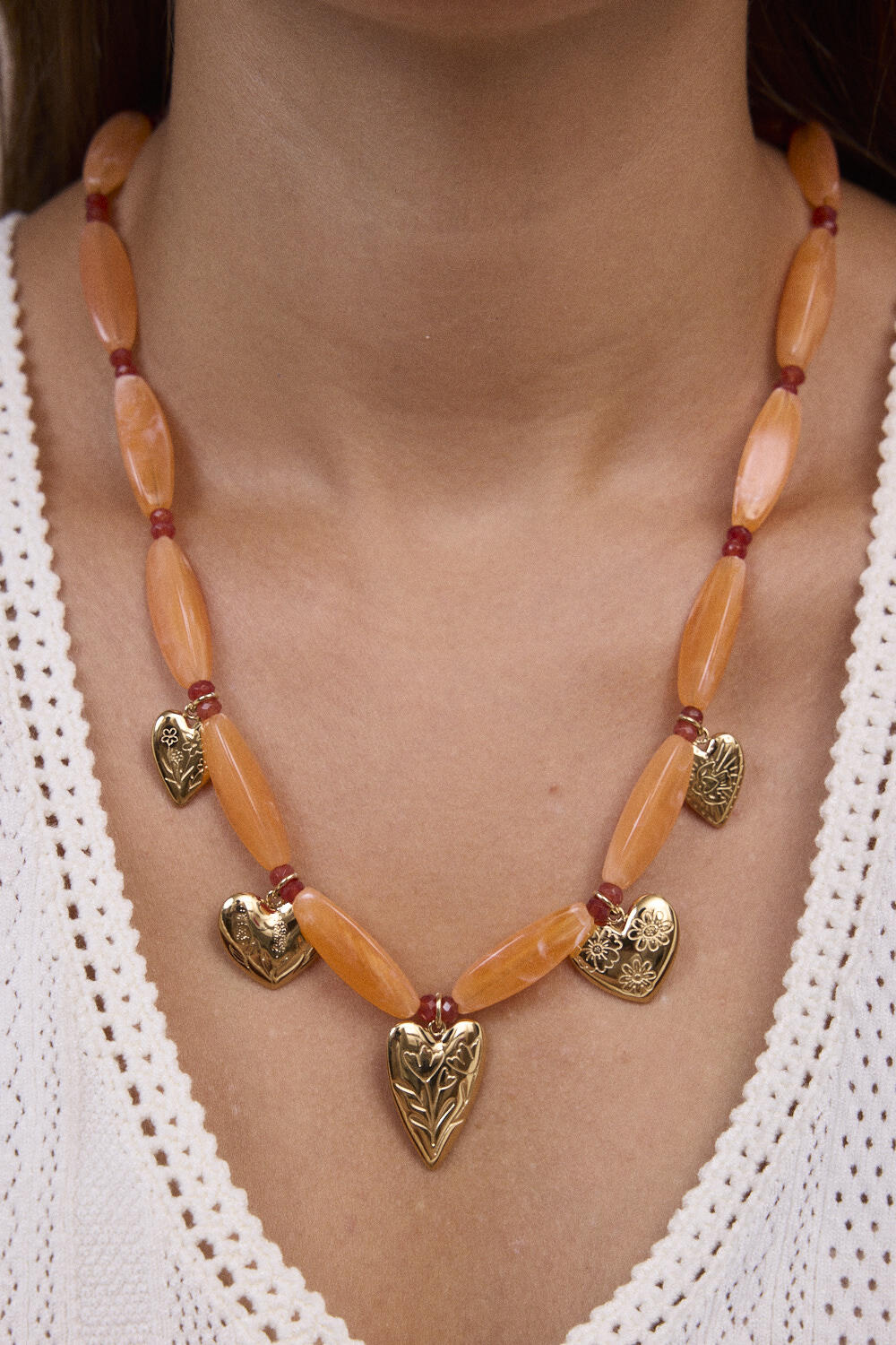 Mayorista Bohm - Collar de cable - cuentas de resina, corazones con patrones florales grabados