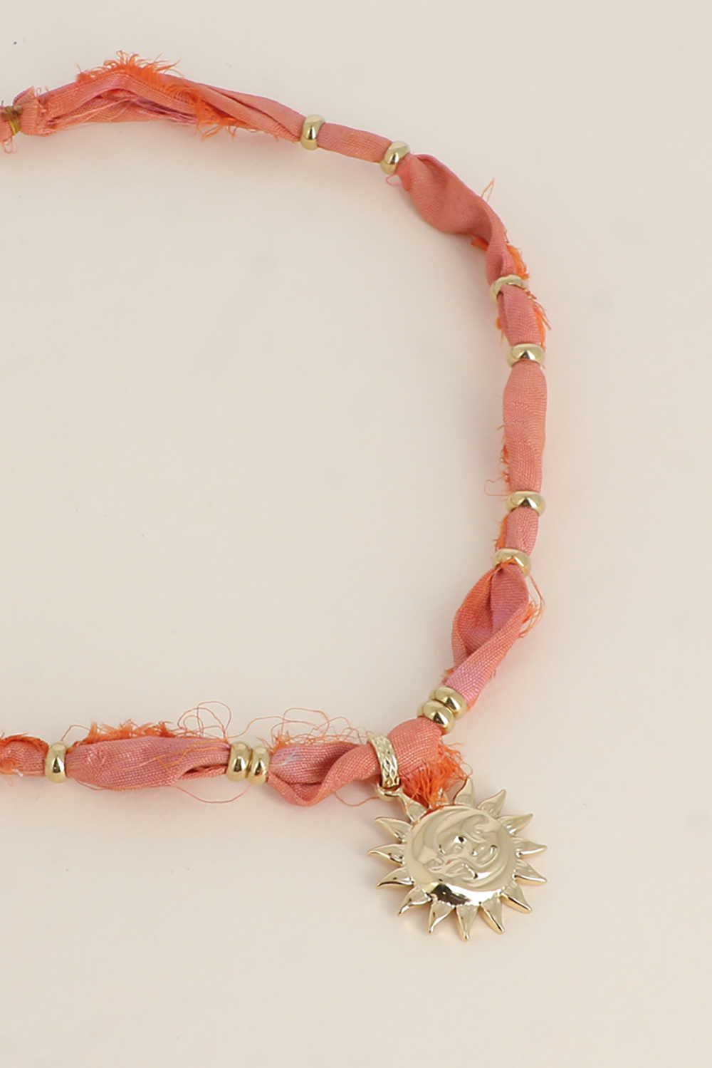 Grossiste Bohm - Collier en tissu - motifs et pampille soleil souriant