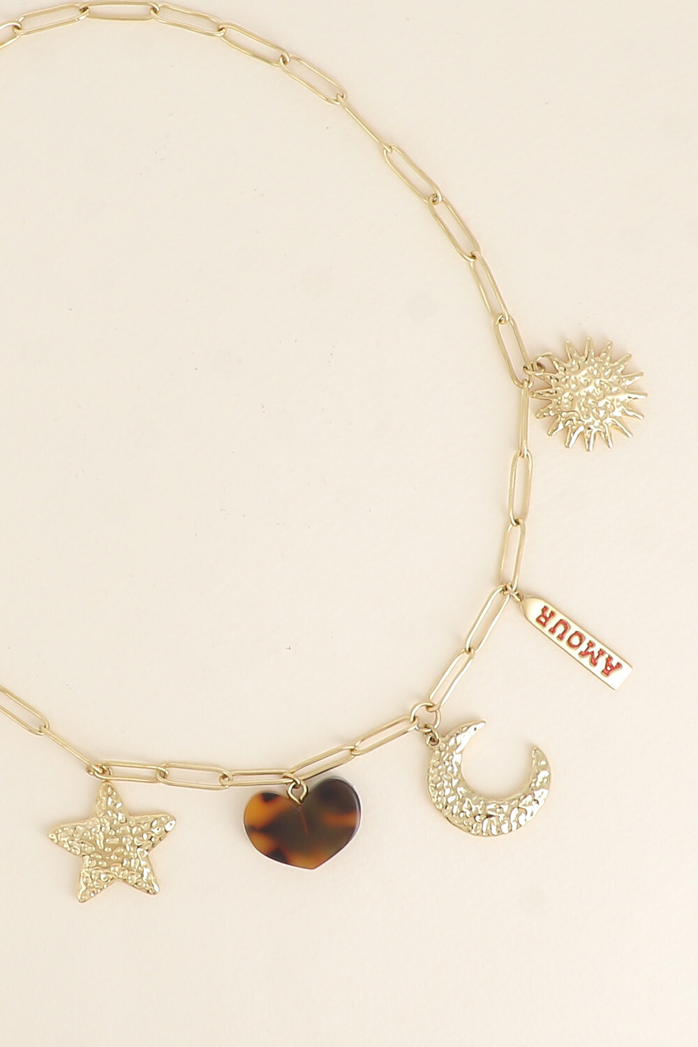 Grossiste Bohm - Collier - lune, soleil et étoile martelés, plaquette AMOUR en émail et un coeur en résine léopard