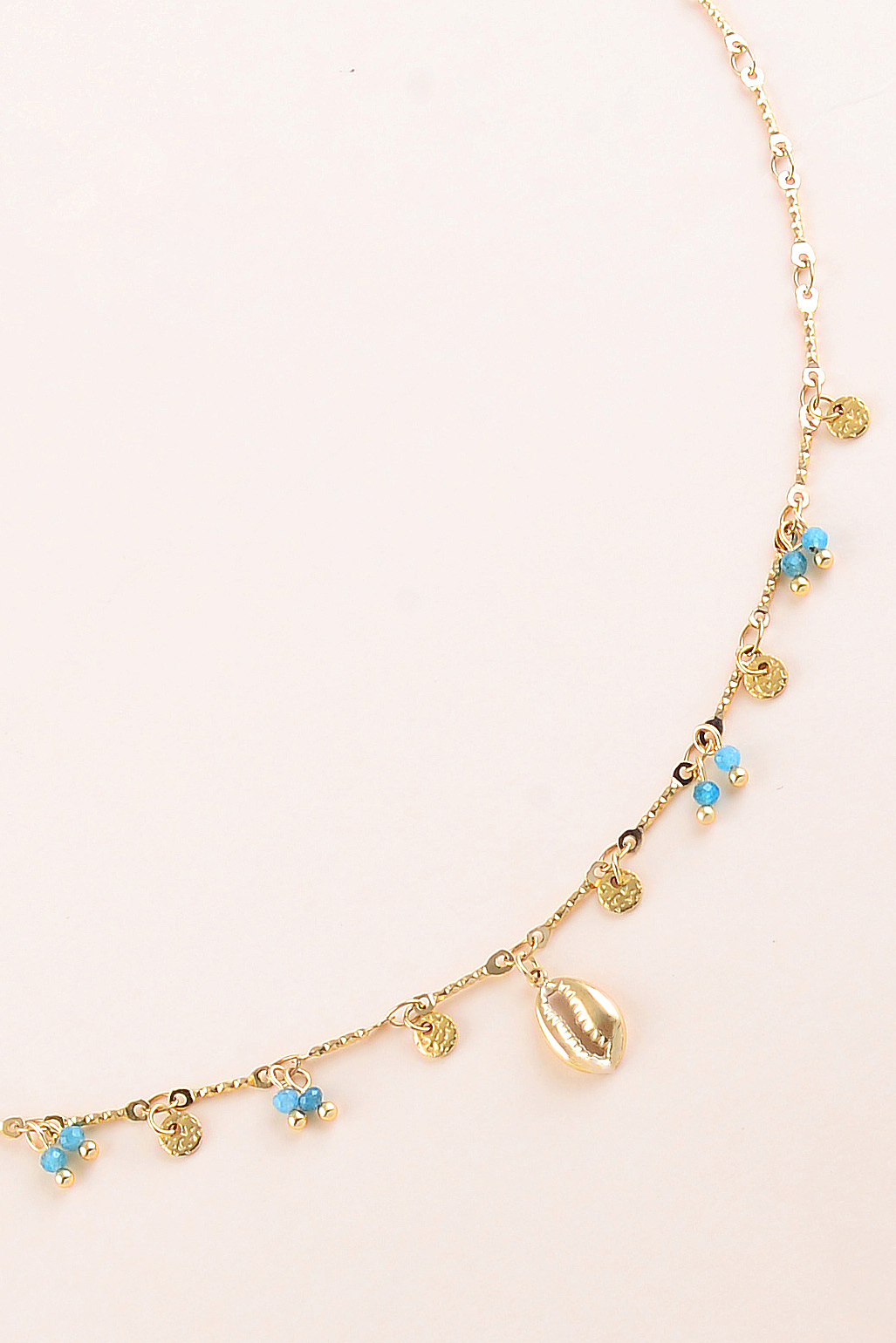 Grossista Bohm - Collana - dischi rotondi martellati, pietre naturali e pendente a conchiglia cauri