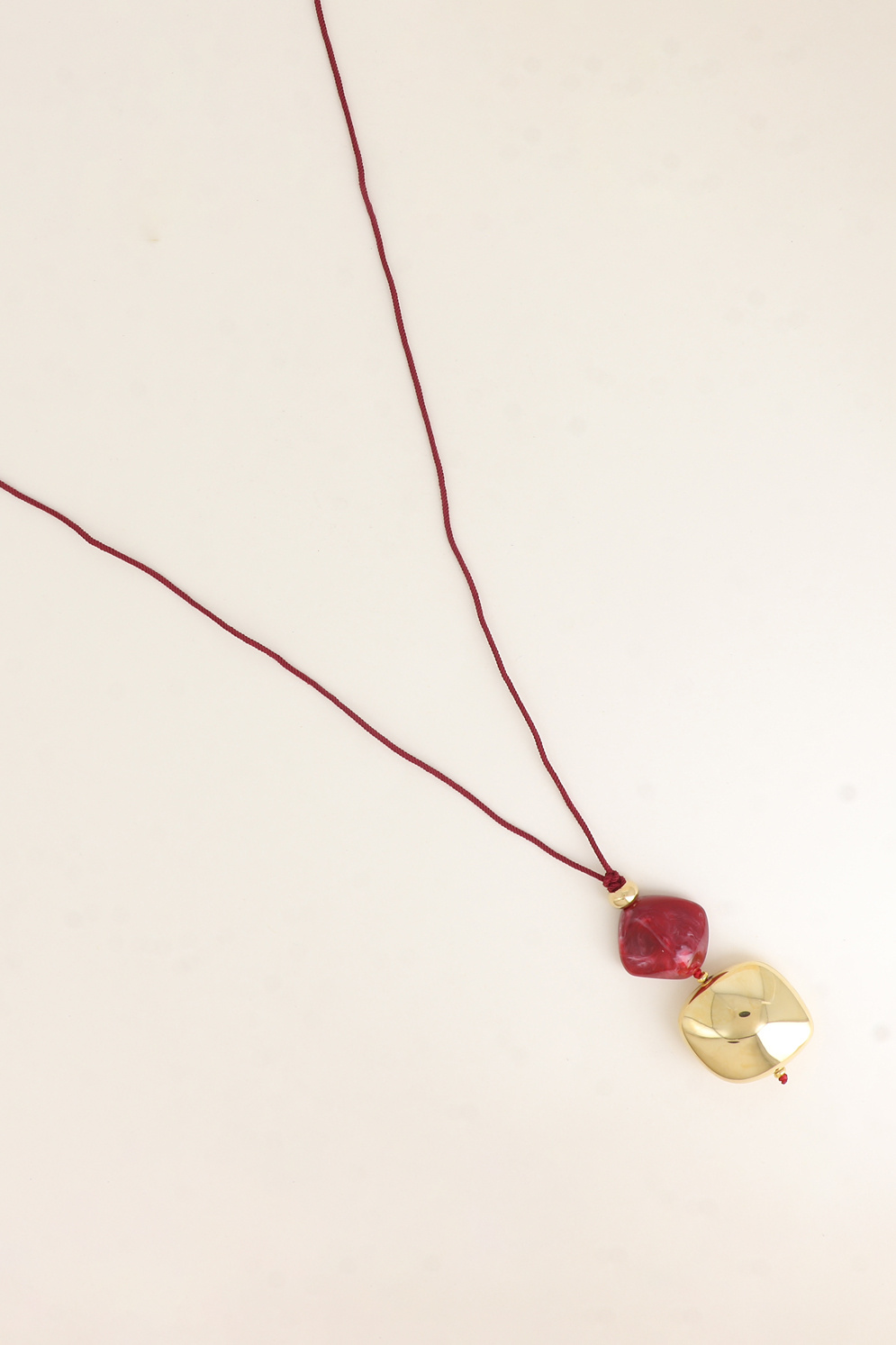 Grossista Bohm - Collana lunga - cordoncino, 2 perle in resina e forma organica