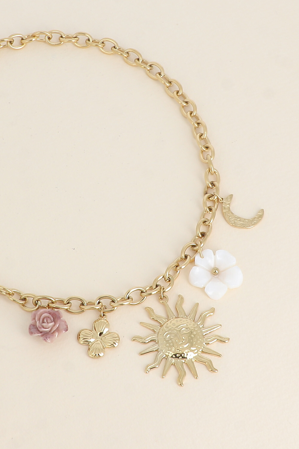 Grossiste Bohm - Collier - fleur en résine, fleur nacrée, soleil, lune et trèfle