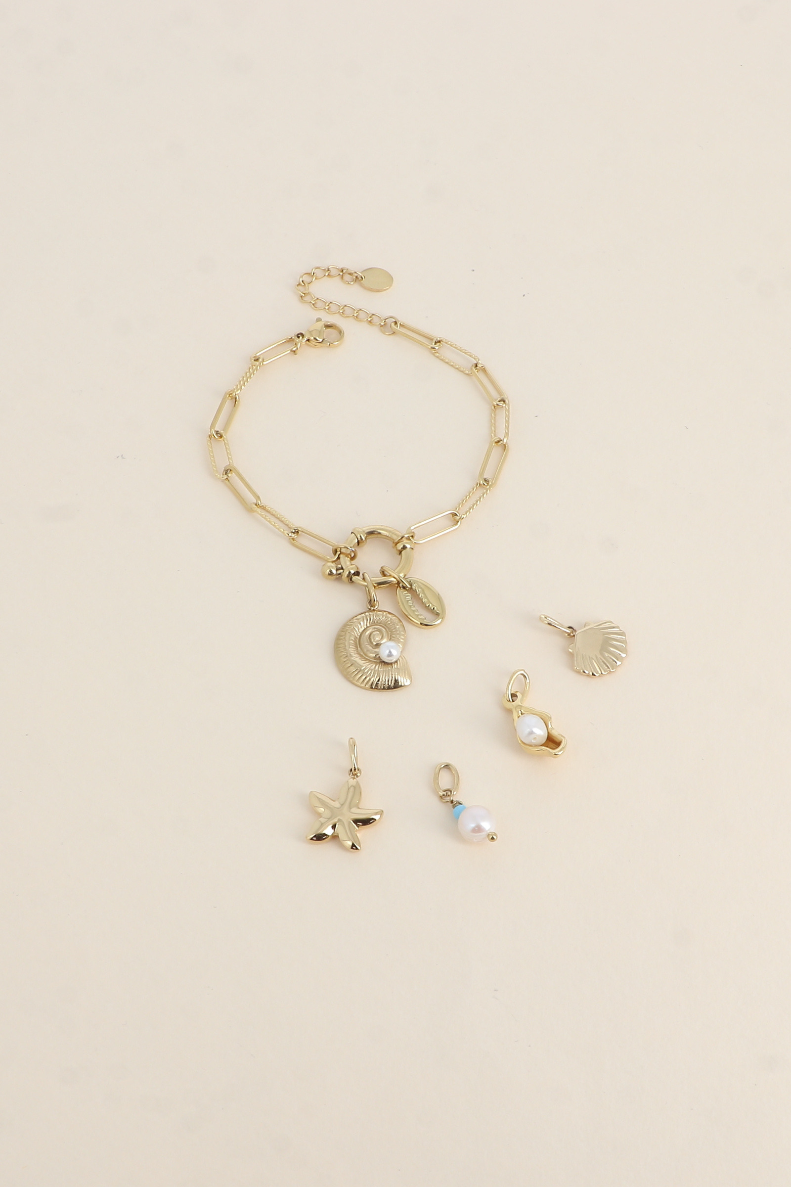 Grossiste Bohm - Cartelette SUMMER VIBES Bracelet et 6 pendentifs (coquillage et cauri)