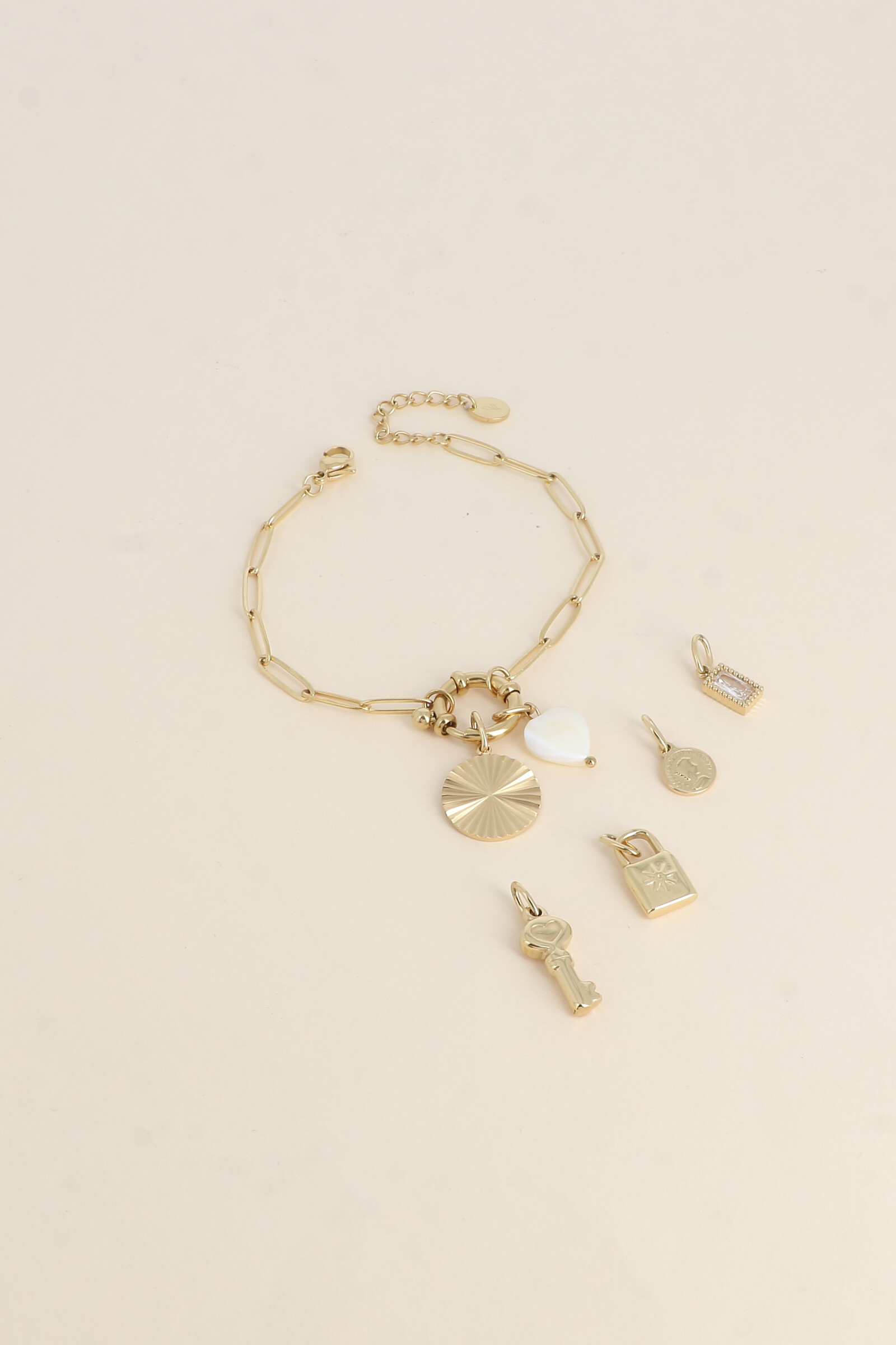 Grossiste Bohm - Cartelette CARPEDIEM Bracelet et 6 pendentifs (rosace et coeur nacré)