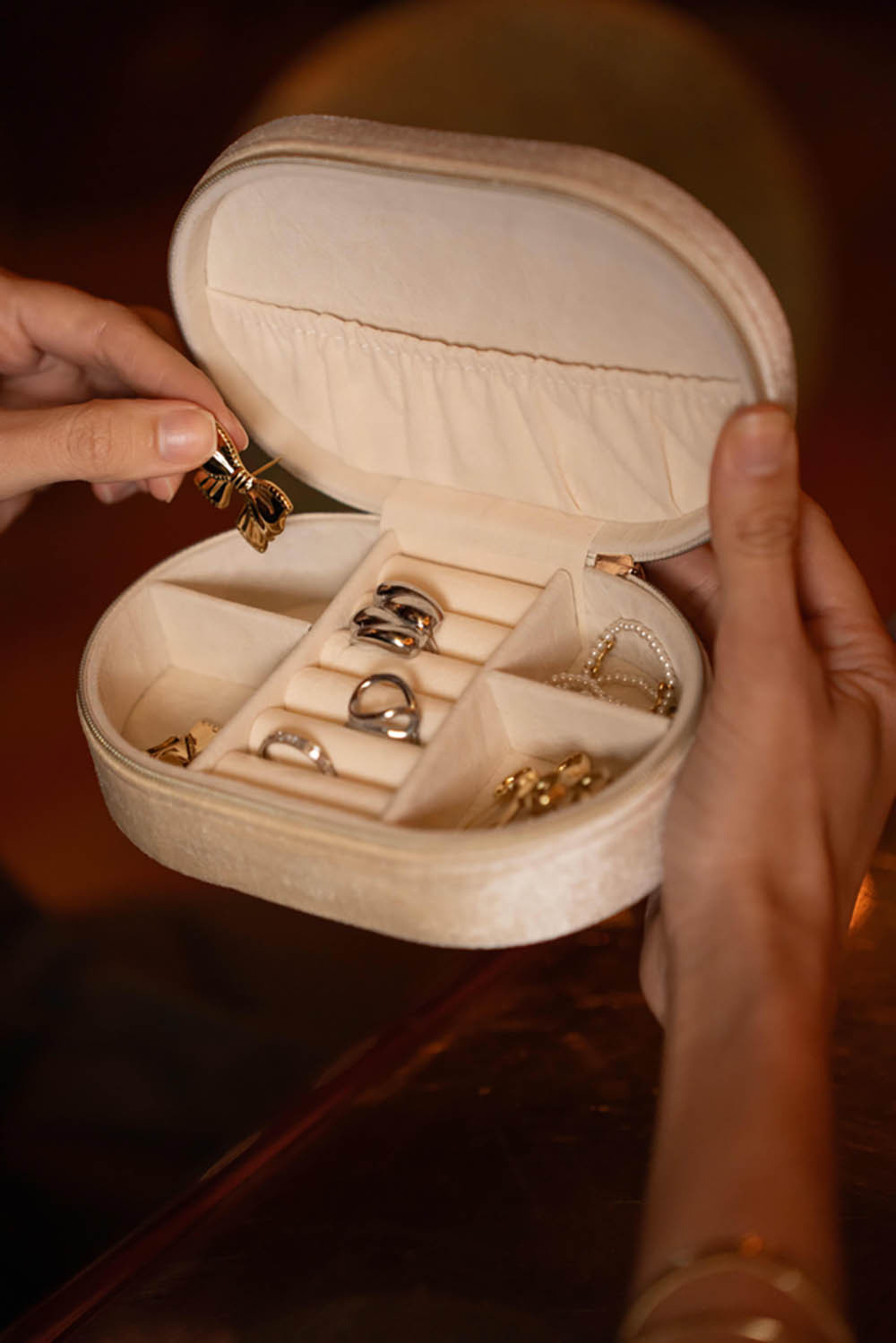 Grossiste Bohm - Boîte à bijoux ovale en velours