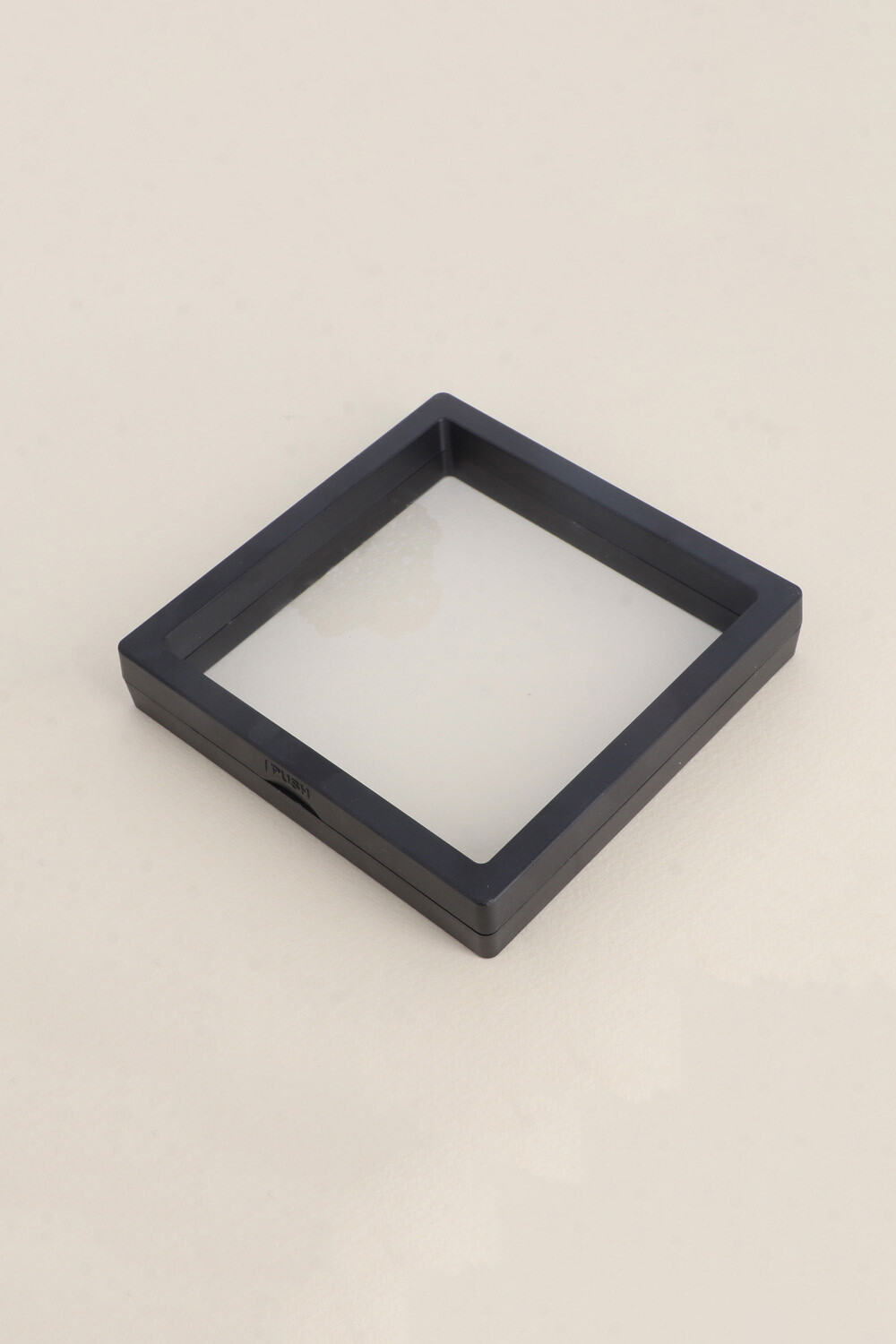 Grossiste Bohm - Boîte de présentation transparente 10,9x10,9x2cm - effet suspendu