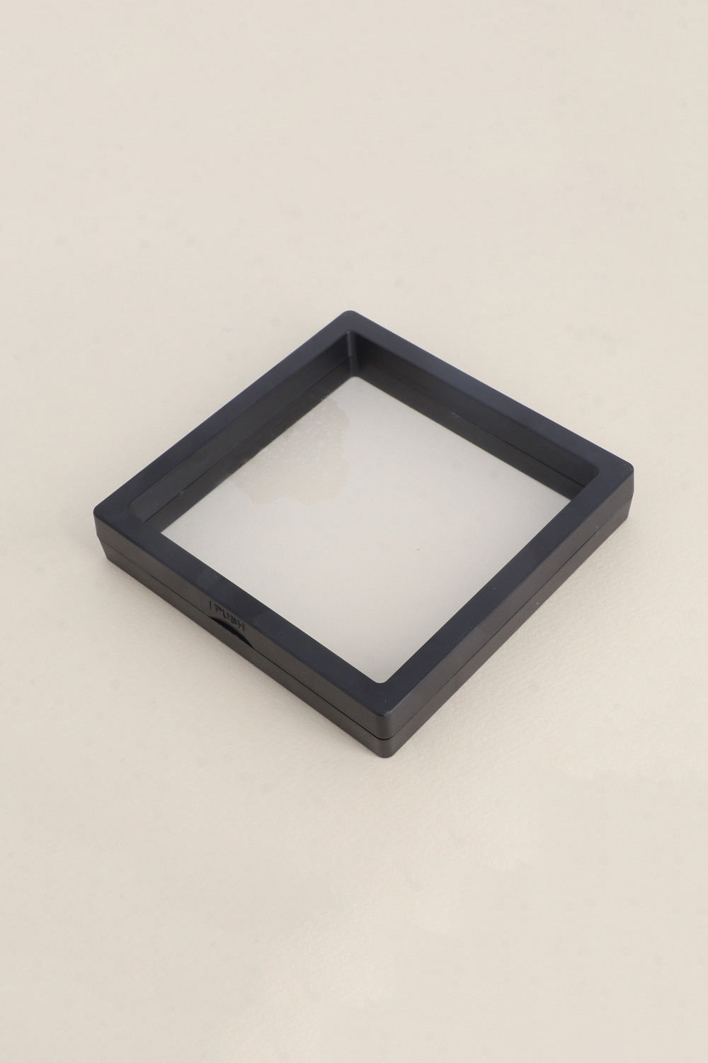 Grossiste Bohm - Boîte de présentation transparente 10,9x10,9x2cm - effet suspendu
