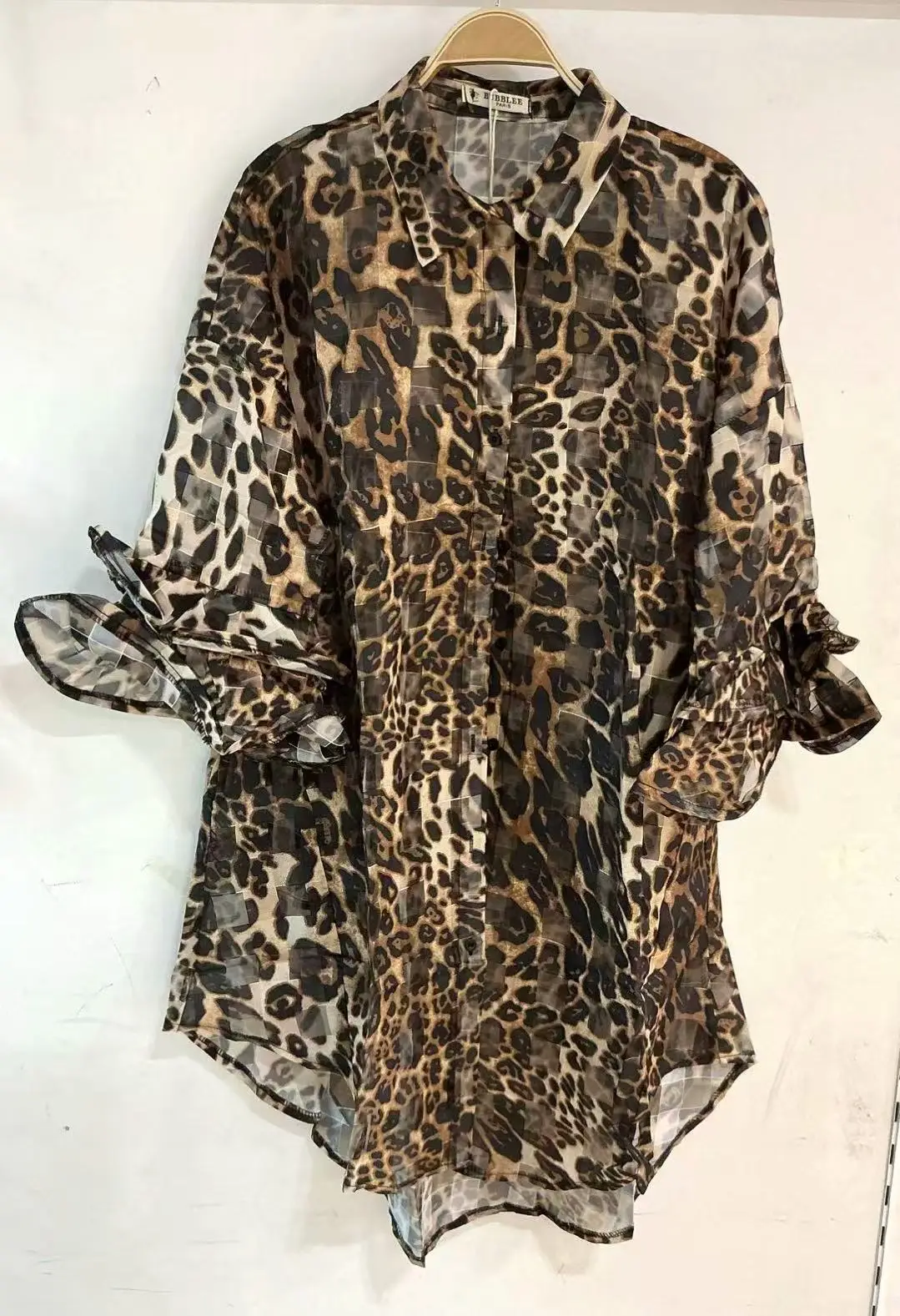 Blouse chemisier avec manches ourlets, imprimée leopard sur du tissu organza.