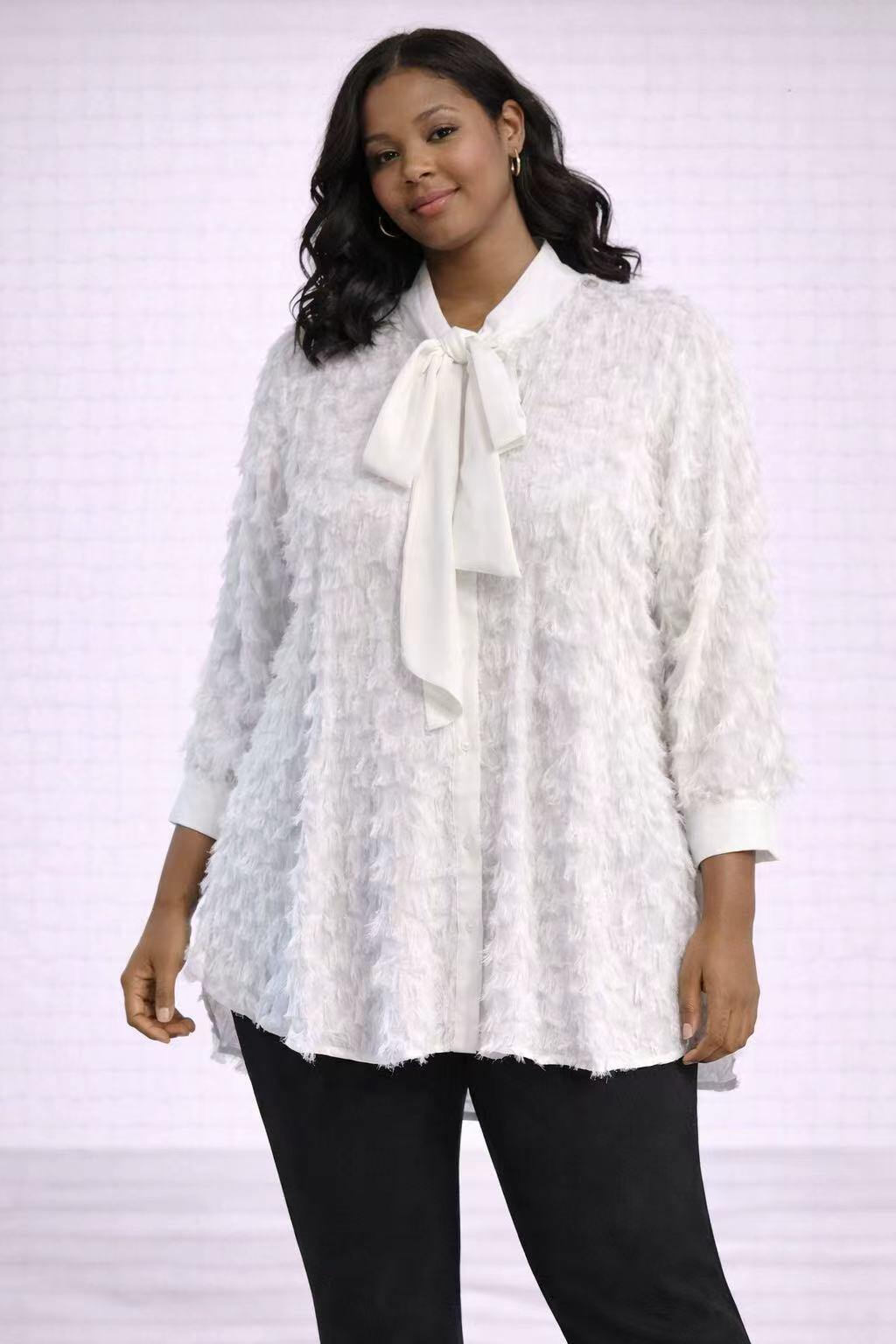 Blouse avec cravate en tissu poilu.