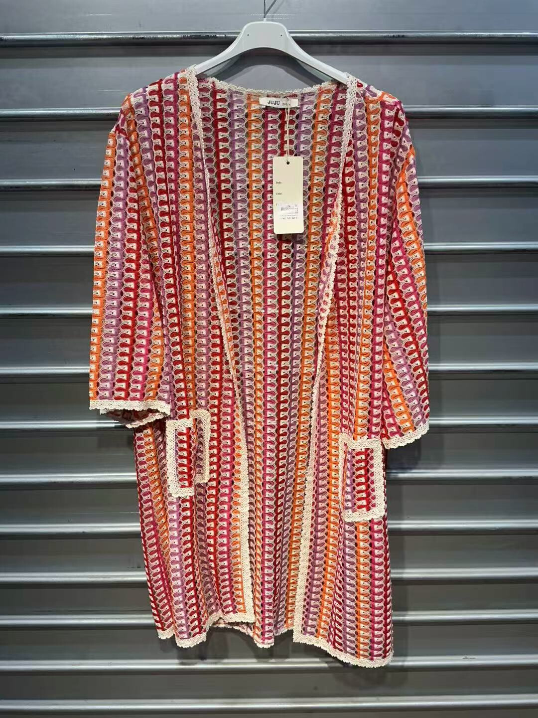 gilet en filet multicouleur.
