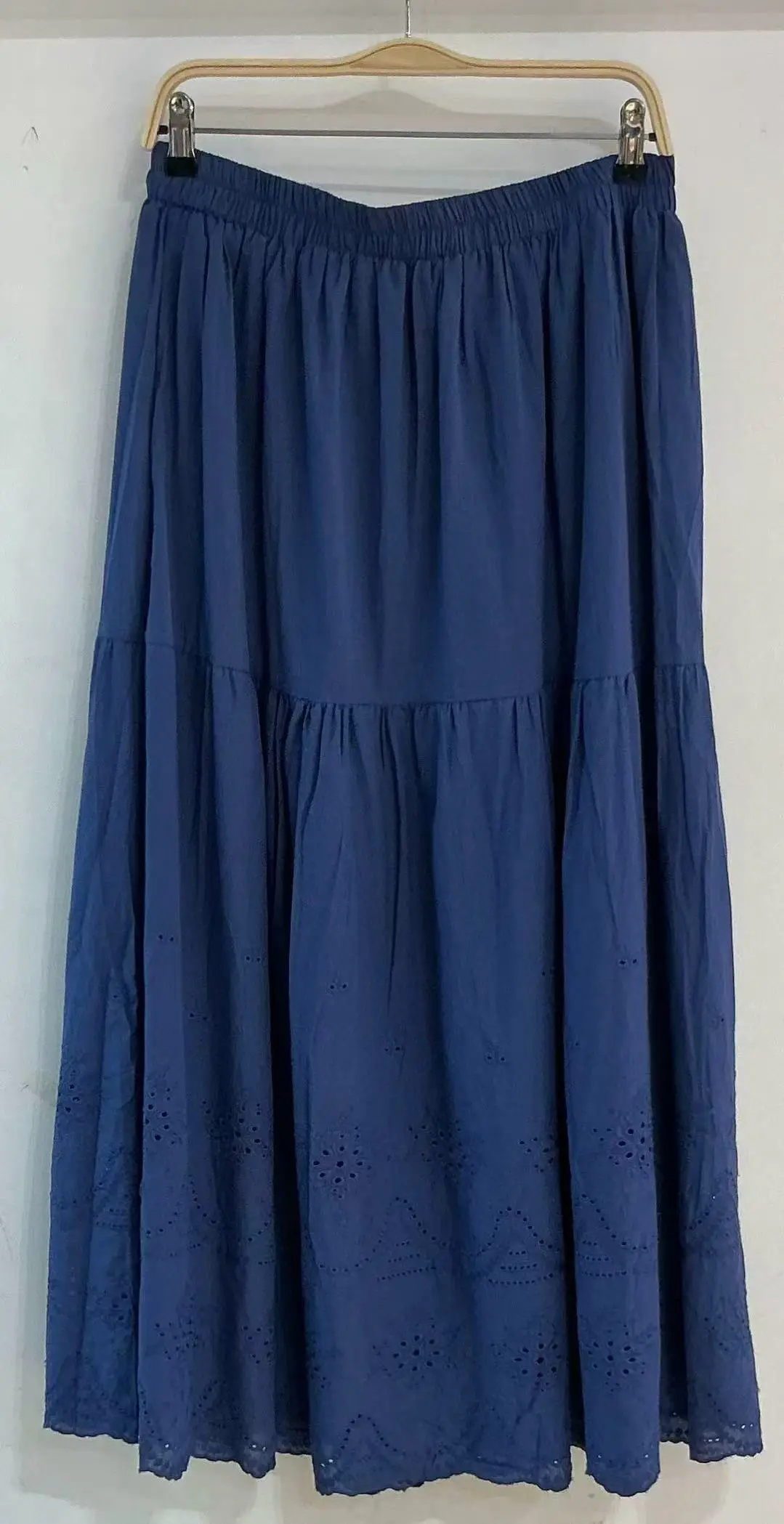 Jupe en coton légère doublure, bas en broderie anglaise.