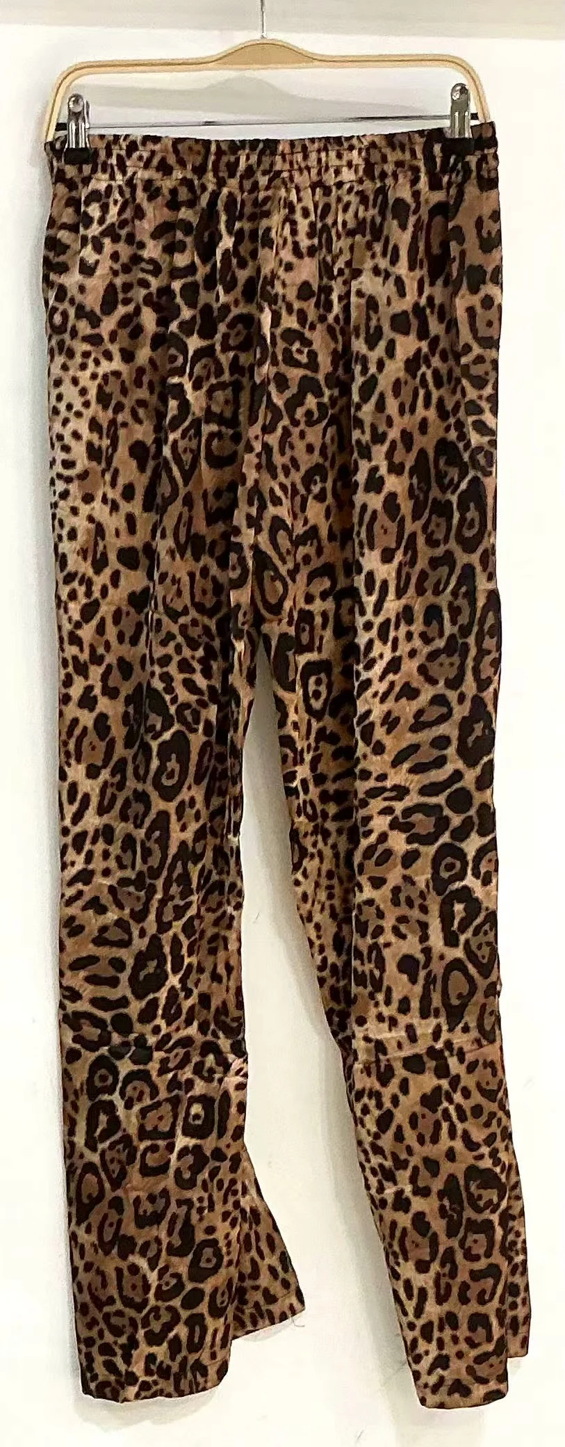 pantalon en tissu légère et fluide imprimée leopard.