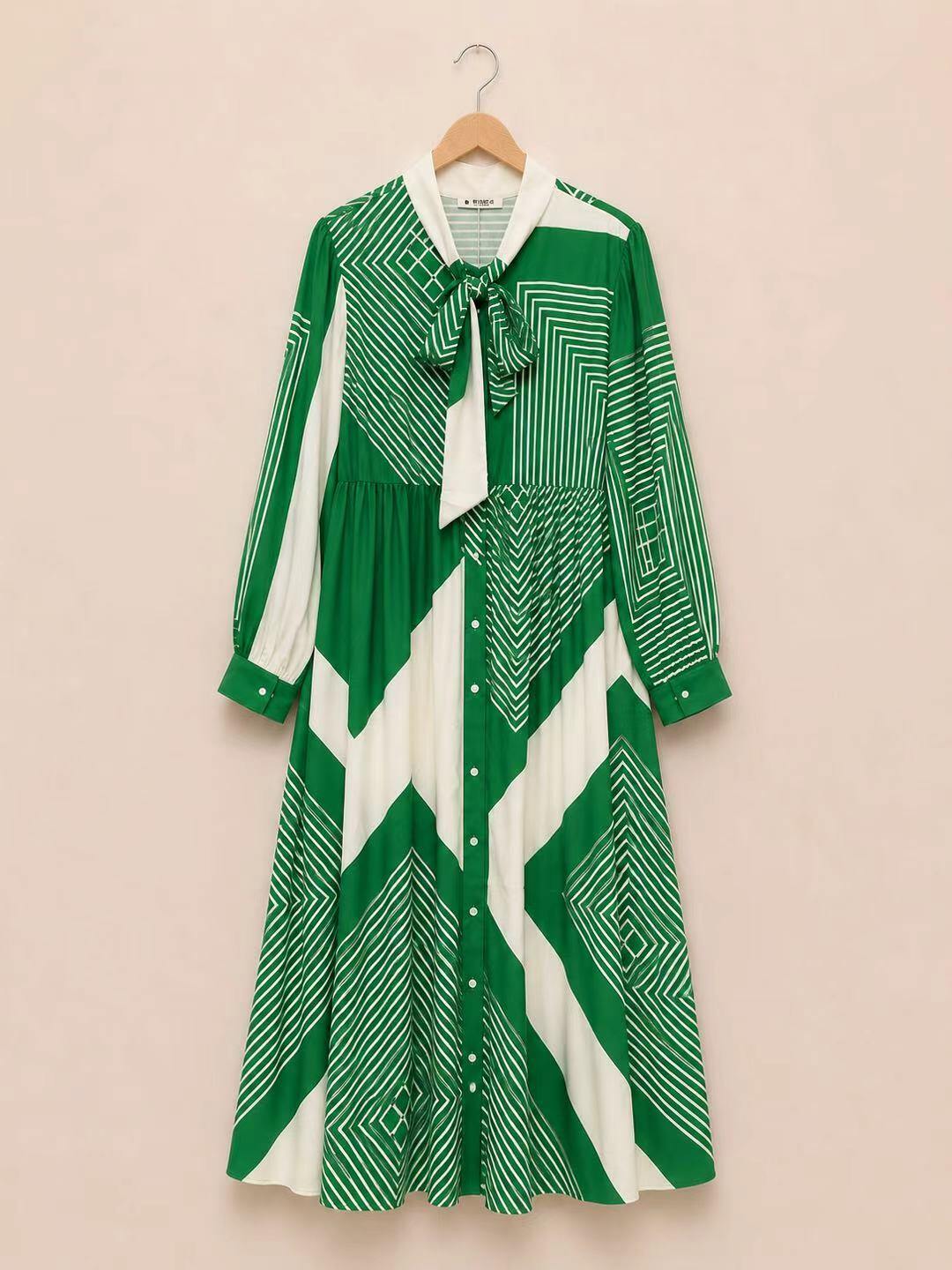 Großhändler Bubblee - Langes Hemdkleid für Damen in großen Größen mit geometrischem Muster und elegantem Lavallière-Schleife