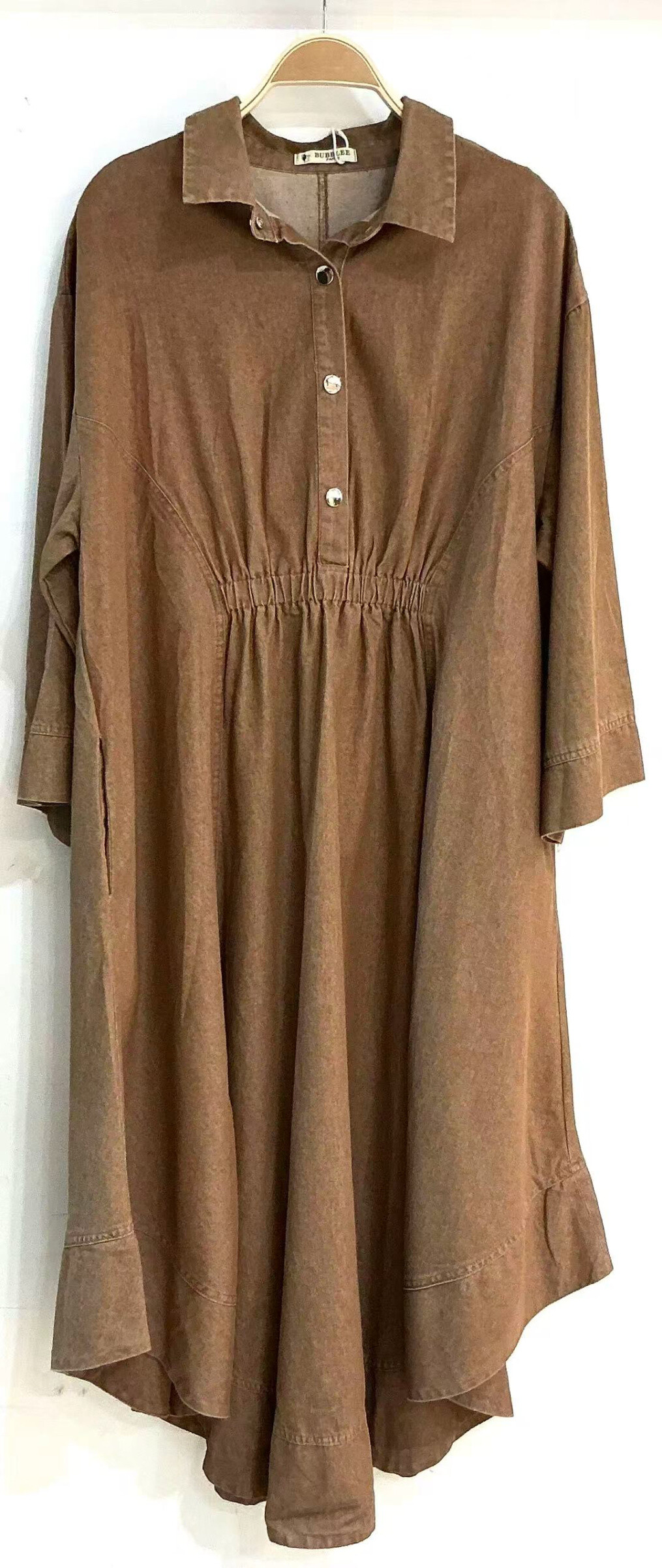 Robe en jeans délavé avec col chemisier, le bas très évaser.