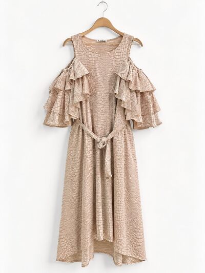 Großhändler Bubblee - Übergrößen langes Kleid mit schulterfreiem Design, Rüschen und Gürtel aus strukturiertem Stoff mit Schuppeneffekt (11539) Großhändler Bubblee - Übergrößen langes Kleid mit schulterfreiem Design, Rüschen und Gürtel aus strukturiertem Stoff mit Schuppeneffekt (11539)