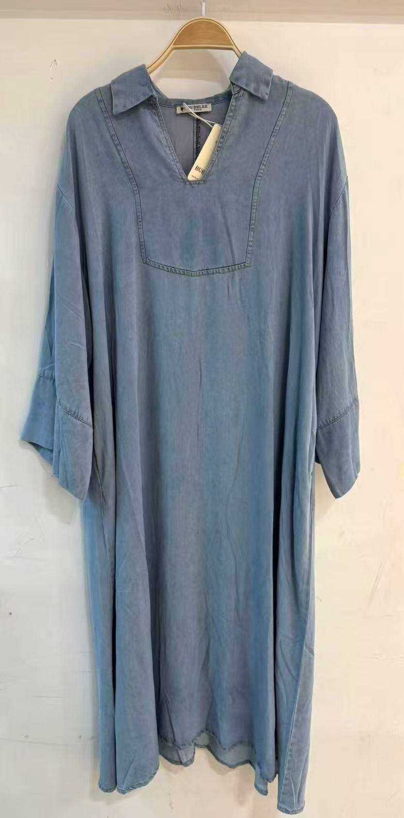 Lyocell dress with an open collar.