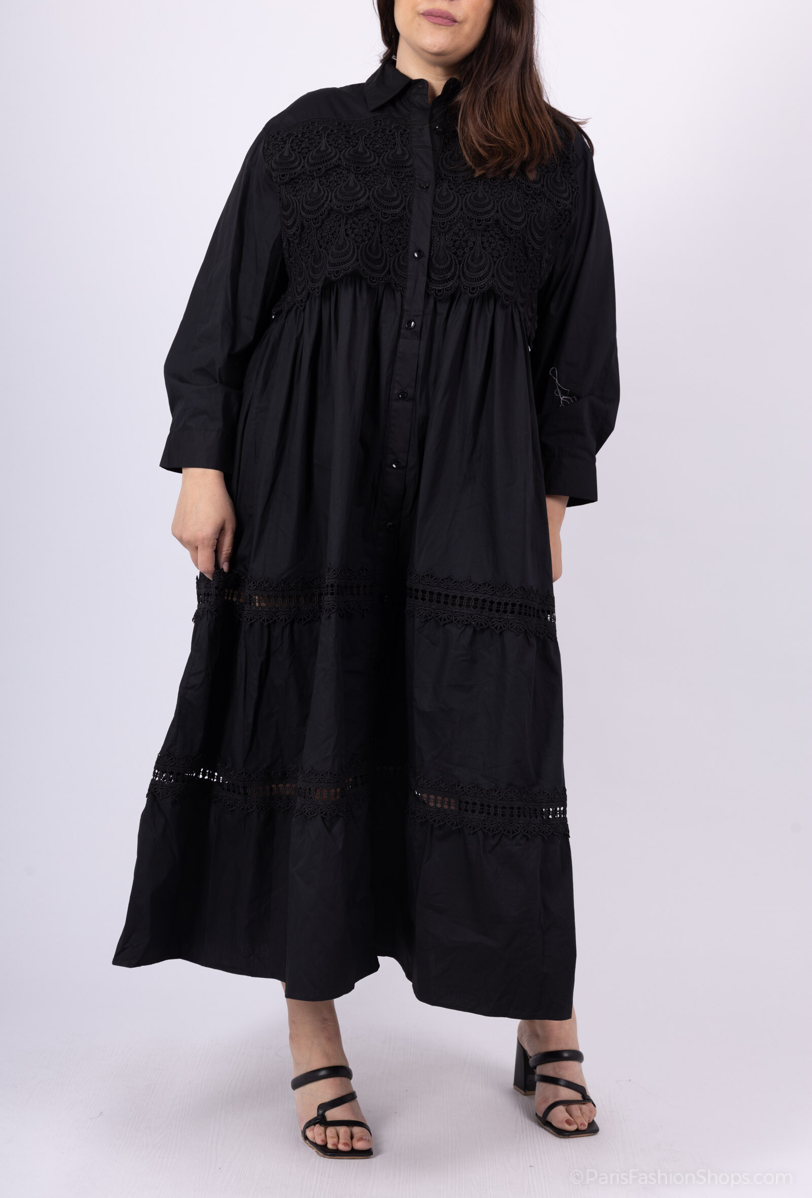 robe chemisier avec dentelles. Le tour de buste est de 130 cm, la longueur est de 140 cm.