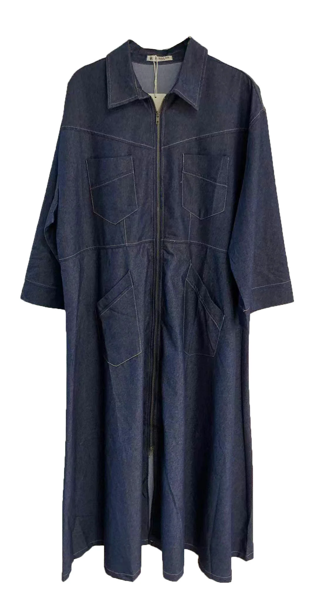 Robe avec zip et plusieurs poches en valeur, sur tissu jeans et les fils en surpiqûre.