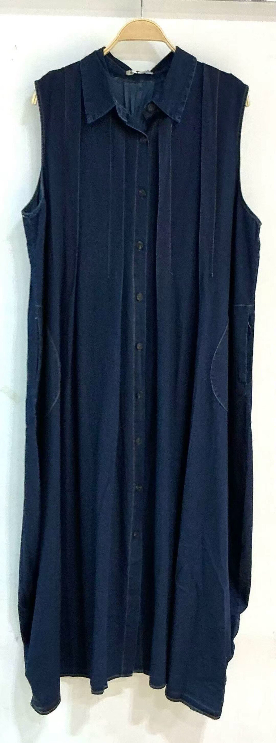 Robe en jeans, sans manches, travailler en plis et très large.