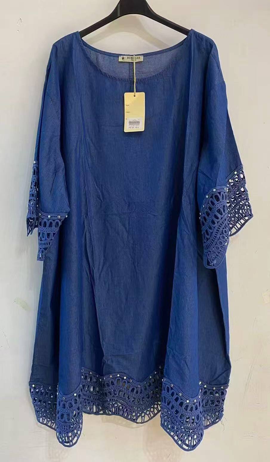 Blouse with lace and studs.