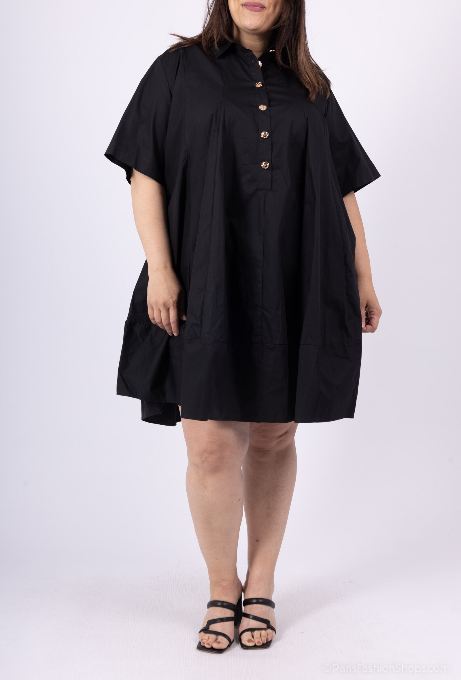 Tunique blouse avec bouton dorée.Le tour de buste est de 138 cm, la longueur est de 110 cm.
