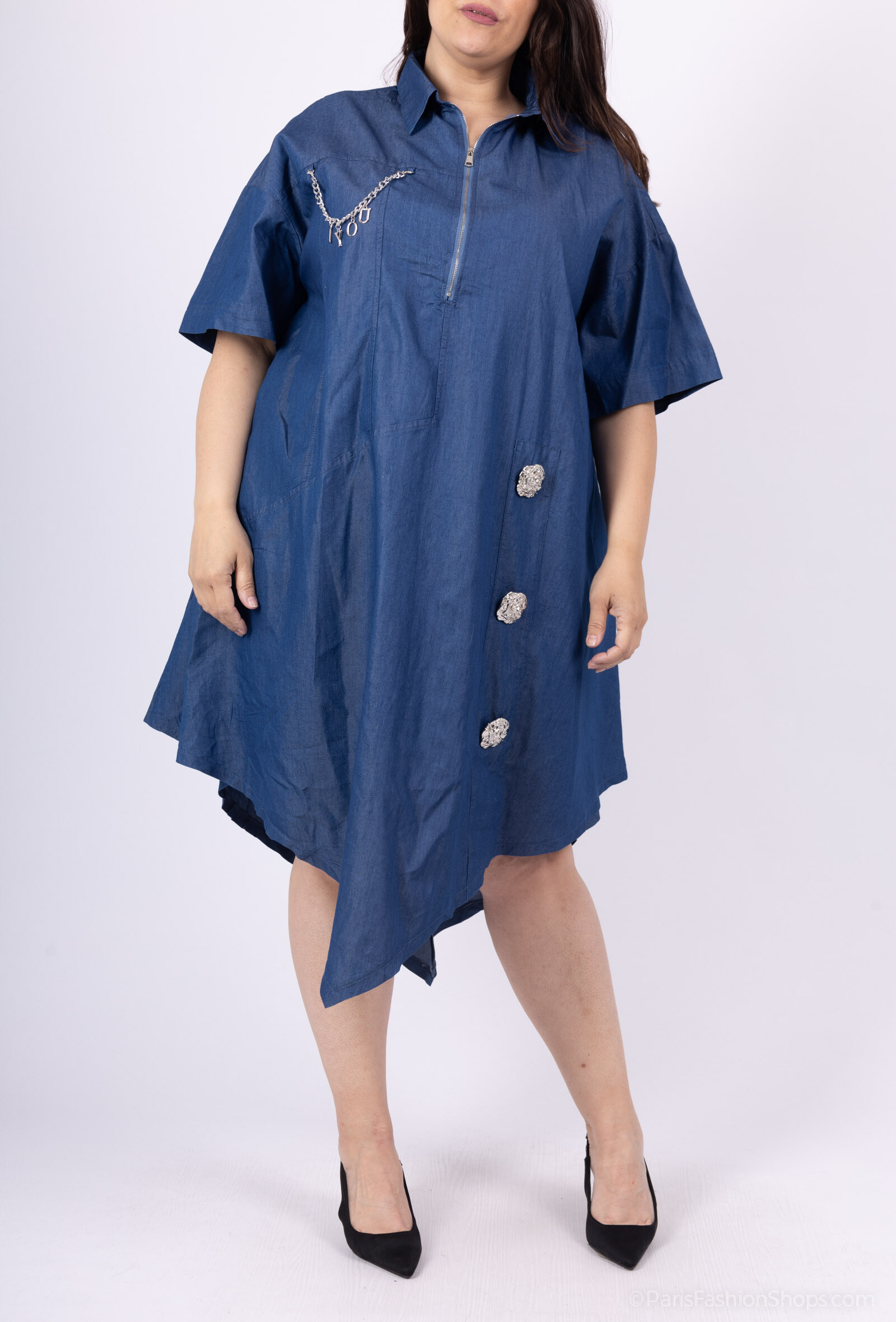 Tunique avec chaine, zip et trois gros boutons. Le tour de buste est de 140cm, la longueur est de 121 cm.