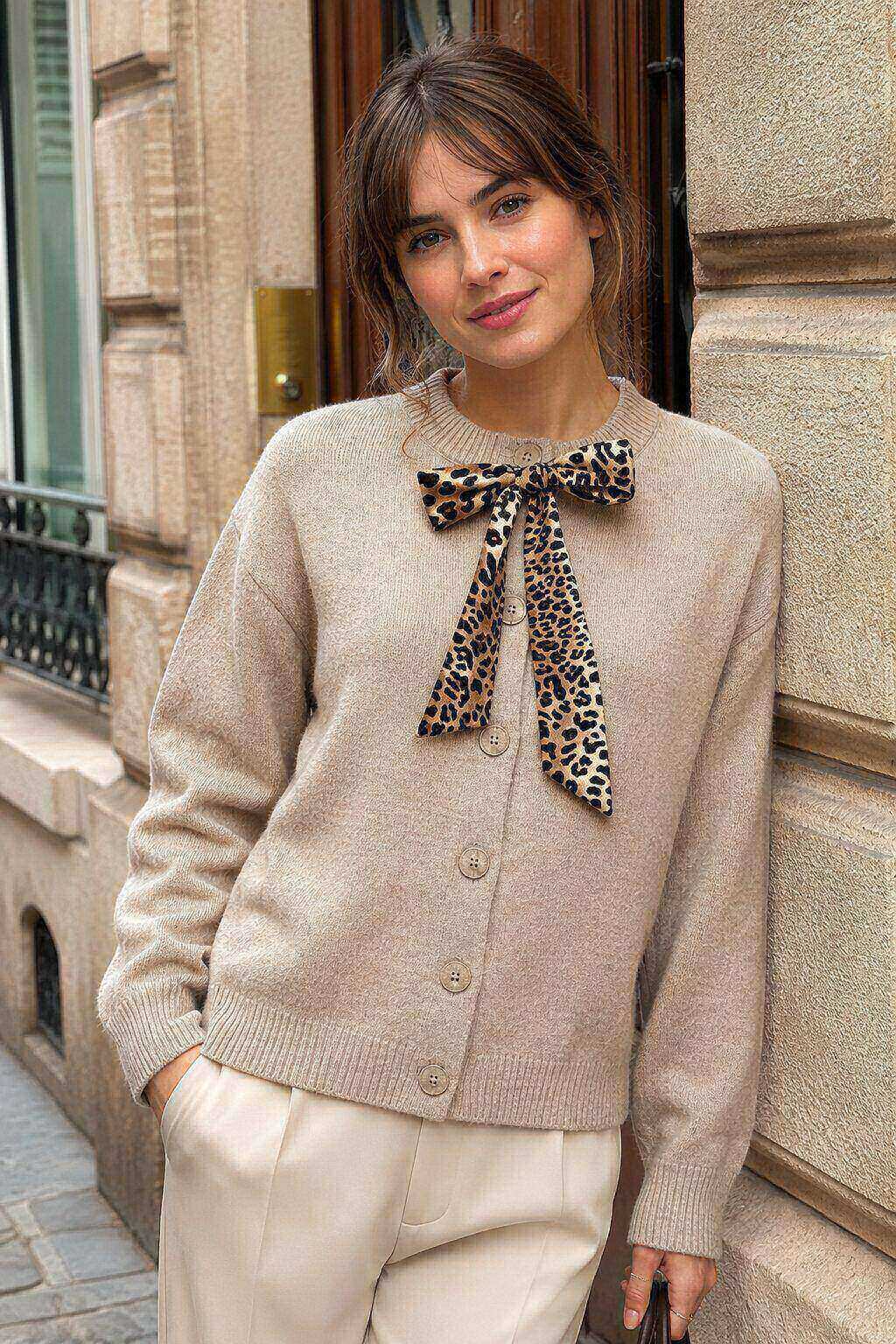 Großhändler By Clara - Strickjacke mit bedruckter Schleife