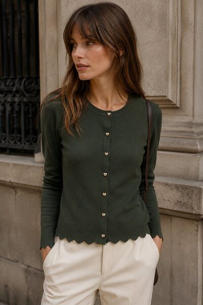 Großhändler By Clara - Strickjacke mit Herzknöpfen Großhändler By Clara - Strickjacke mit Herzknöpfen