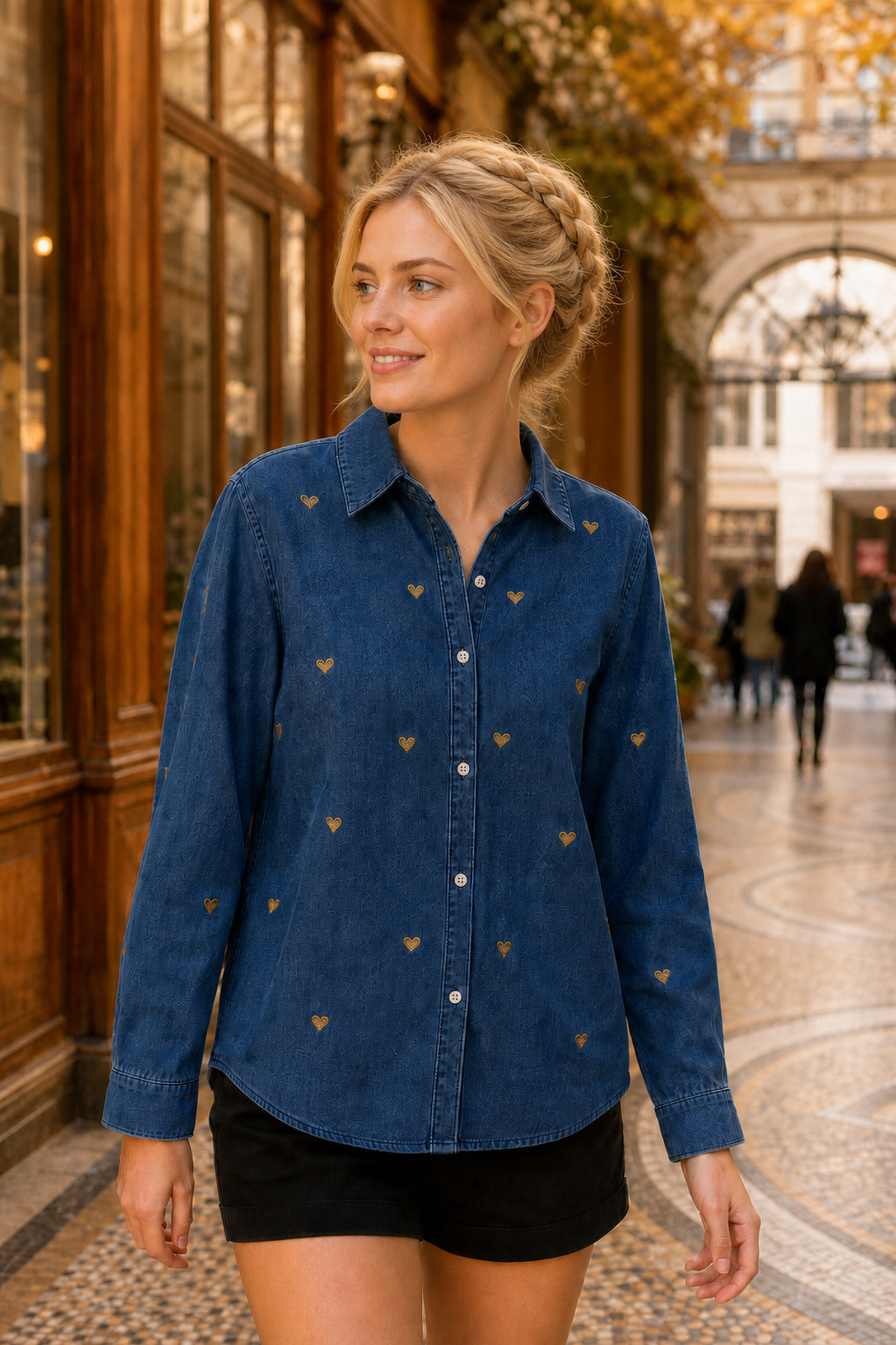 Grossista By Clara - Camicia in denim azzurro con stampa di cuori dorati