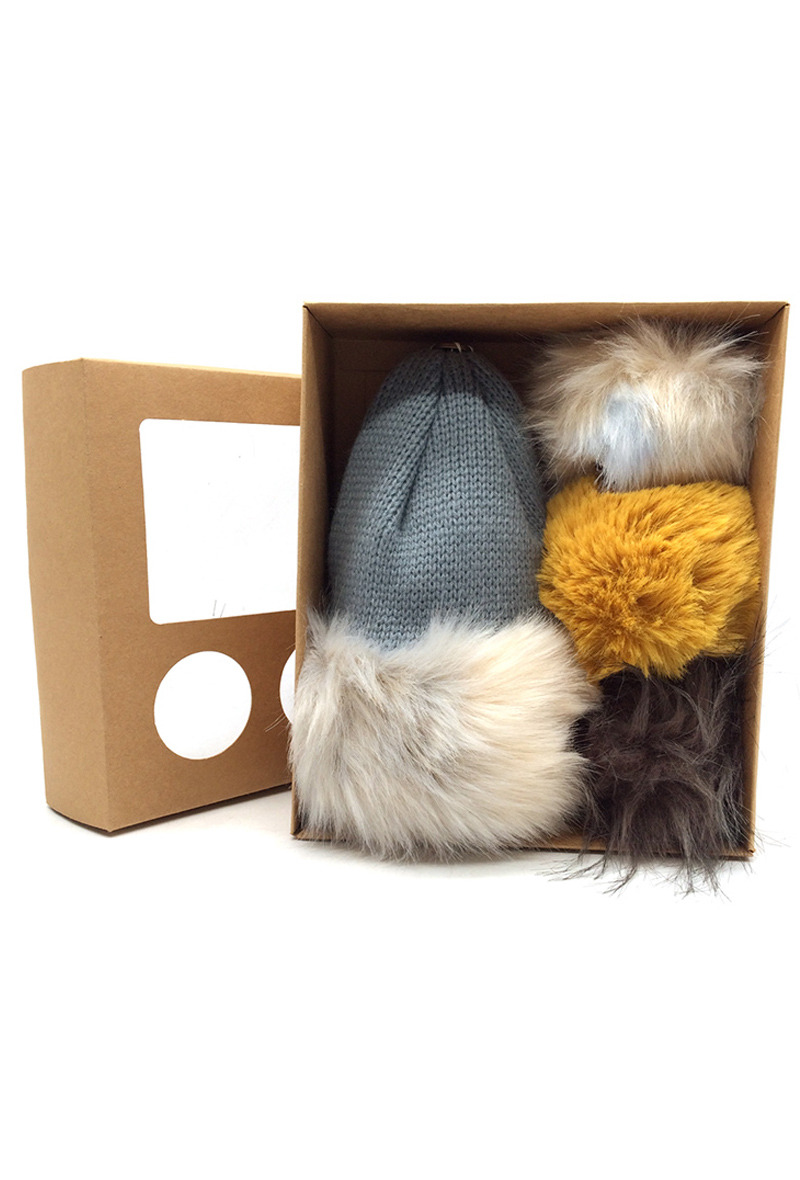 Grossiste By Oceane - BONNET AVEC REVERS EN FAUSSE FOURRURE, 3 POMPONS EN FAUSSE FOURRURE