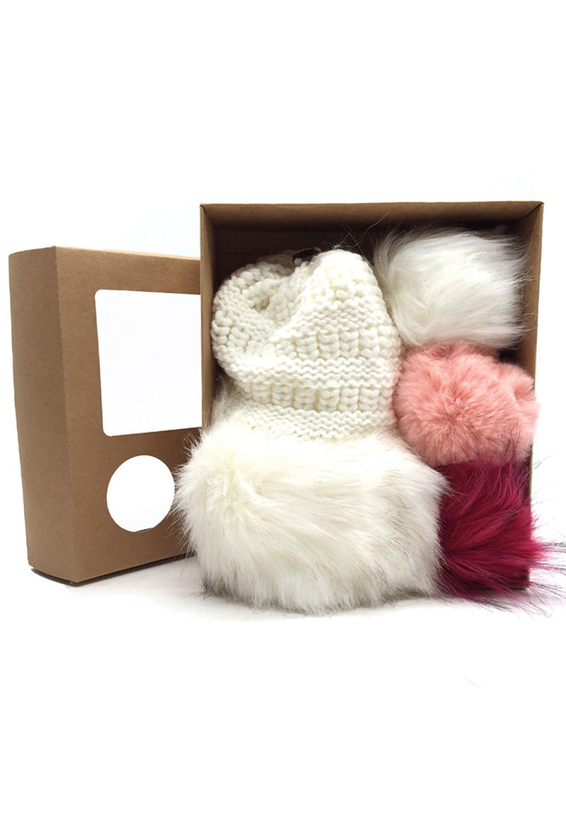 Grossiste By Oceane - BONNET AVEC REVERS EN FAUSSE FOURRURE, 3 POMPONS EN FAUSSE FOURRURE