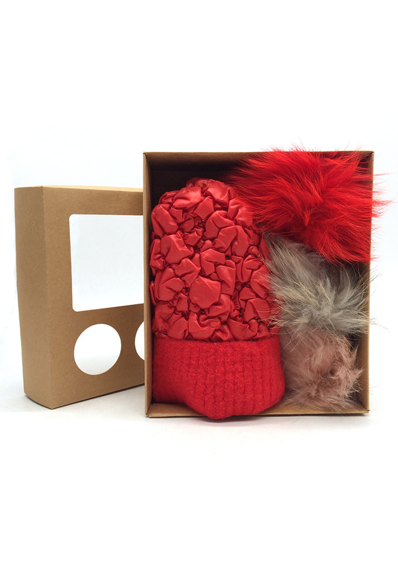Wholesaler By Oceane - PADDING FABRIC LIKE BEANIE. COMES IN A SET OF 3 FUR POMPONS