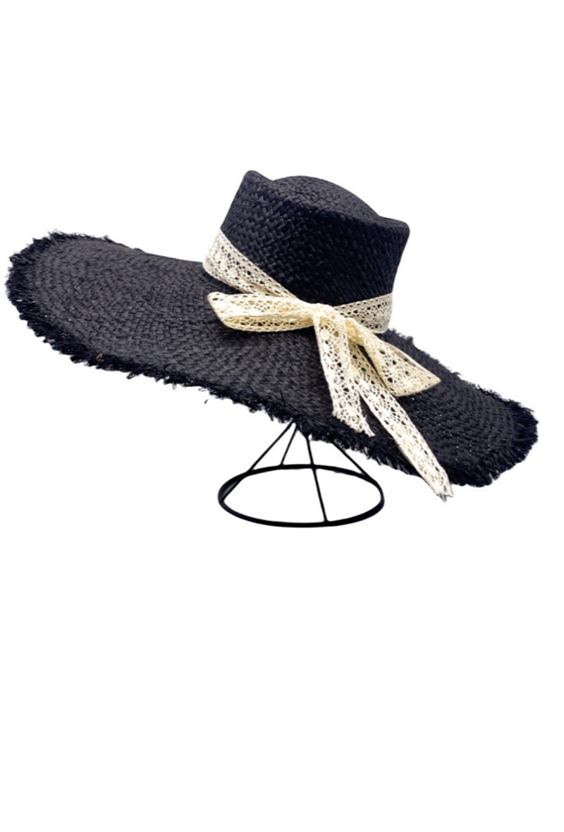Grossiste By Oceane - CHAPEAU DE PAILLE AVEC FRANGE SUR LES BORDS ET DECORE D'UN NOEUD PAPILLON