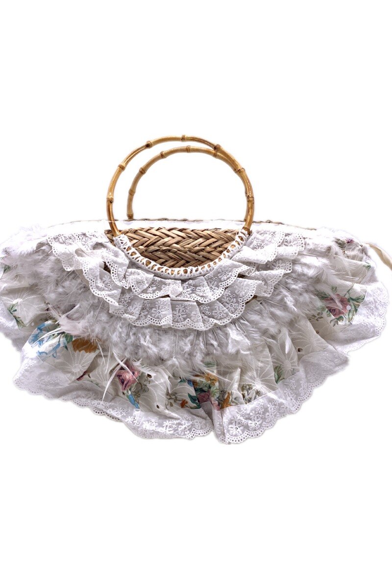 Grossiste By Oceane - SAC DE PLAGE FAIT MAIN RECOUVERT DE DENTELLE ET DE PLUMES BLANCHES