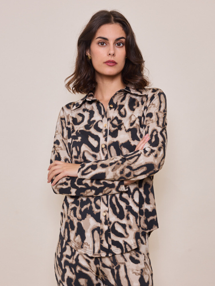 Chemise léopard automnale, coupe féminine en polyester, viscose et élasthanne, fabriquée en Chine pour un confort stylé.