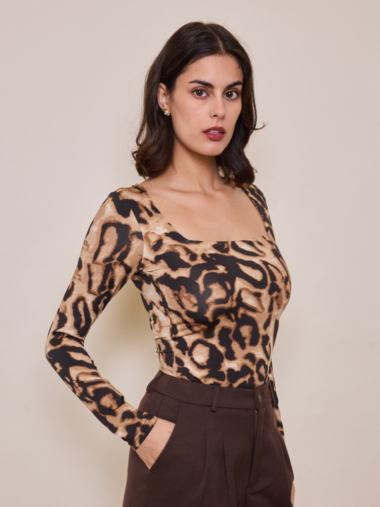 Top col carré motif léopard, idéal pour l'automne, en polyester, viscose et élasthanne, fabriqué en Chine.