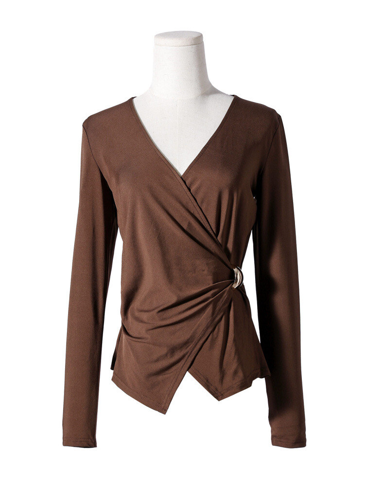 Top cache-cœur élégant, boucle dorée, parfait pour l'automne. Confectionné en Chine, mélange doux de polyester, viscose et élasthanne.