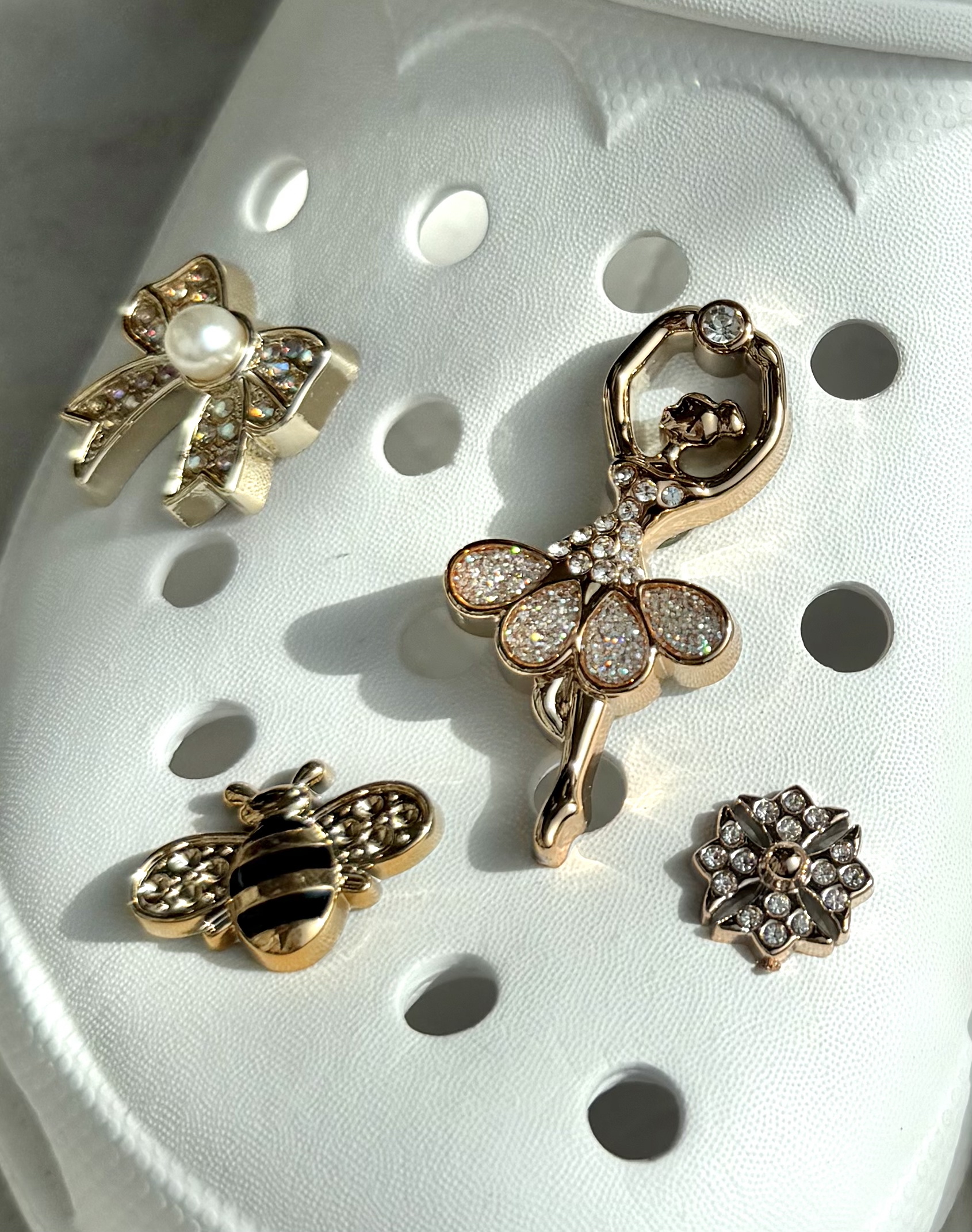 Großhändler C&C Chaussures - Goldene dekorative Pins für gelochte EVA-Schuhe