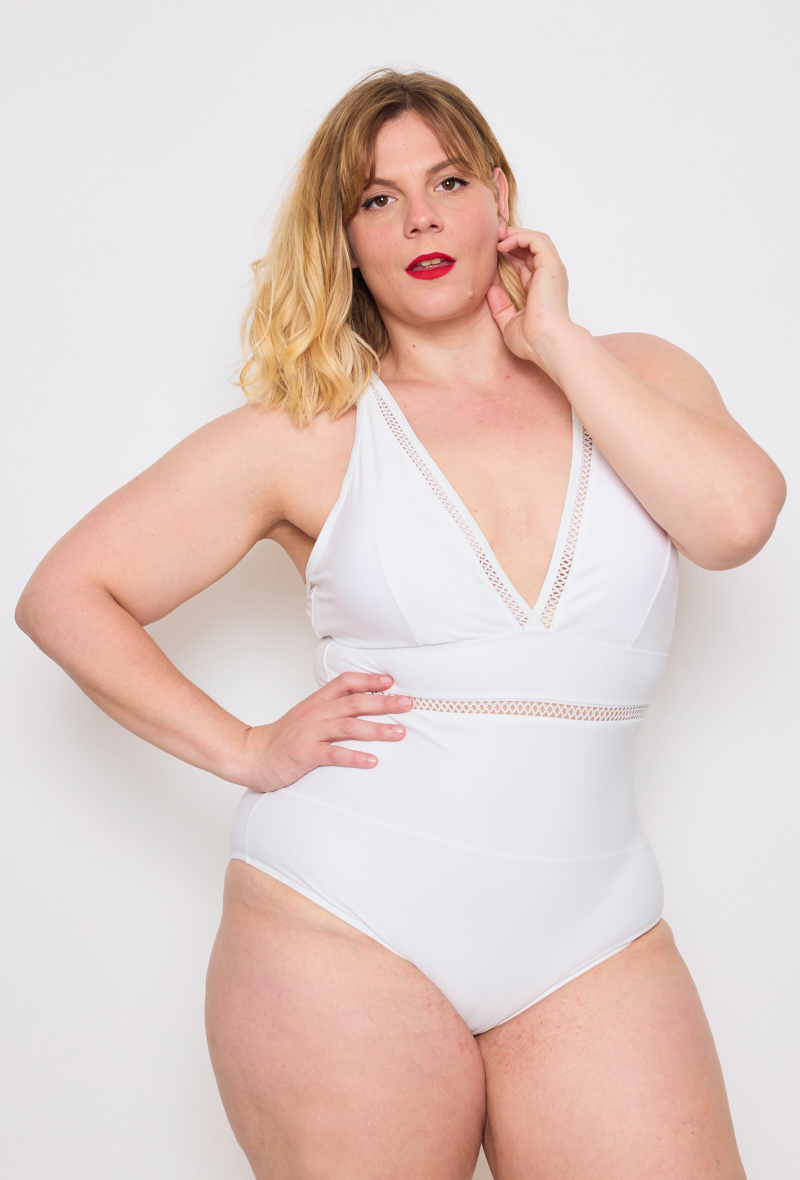 Grossiste C'MELODIE - Grande Taille – Maillot de bain 1 pièce décolleté en V et détails ajourés