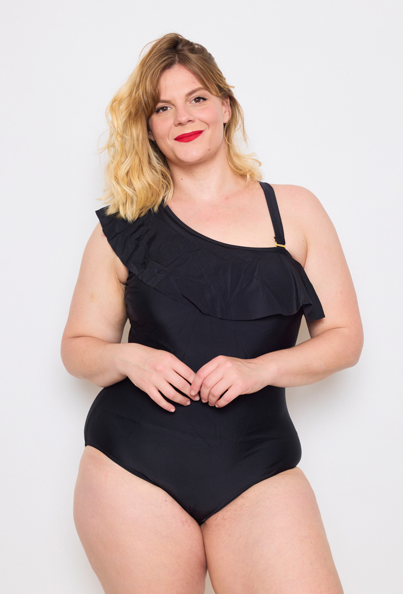 Grossiste C'MELODIE - Grande Taille – Maillot de bain 1 pièce asymétrique à volant et bretelle unique