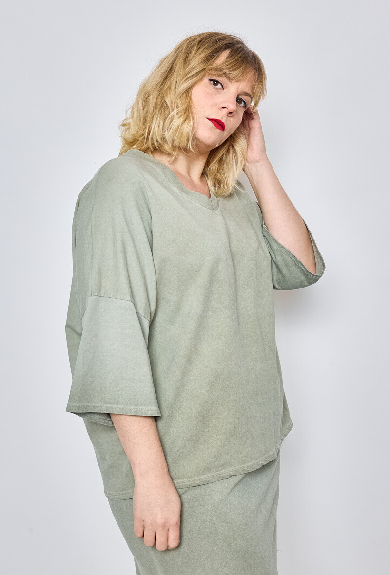 Großhändler C'MELODIE - Übergroßes T-Shirt in Übergröße mit V-Ausschnitt