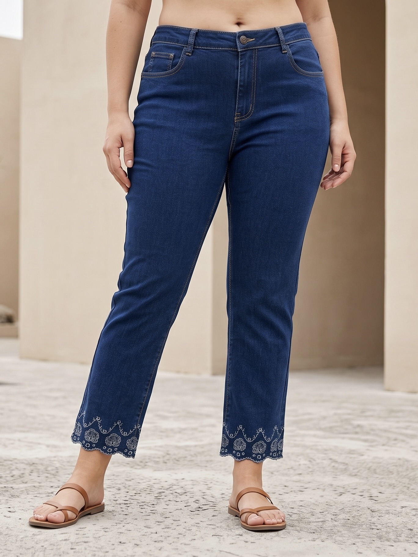 Grossista CAROLE / VOGGO - Jeans Lunghezza 7/8 – Taglia Grande – Ricamo Floreale sull'Orlo