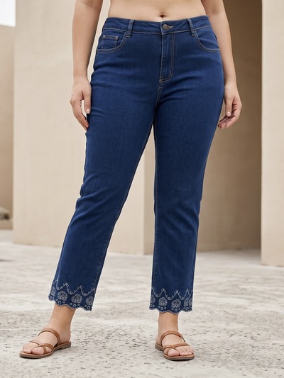 Grossista CAROLE / VOGGO - Jeans Lunghezza 7/8 – Taglia Grande – Ricamo Floreale sull'Orlo Grossista CAROLE / VOGGO - Jeans Lunghezza 7/8 – Taglia Grande – Ricamo Floreale sull'Orlo