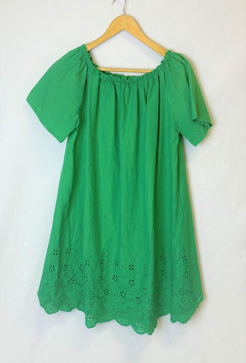 Grossiste Catherine Style - Blouse à broderie fleurie à épaule dénudé