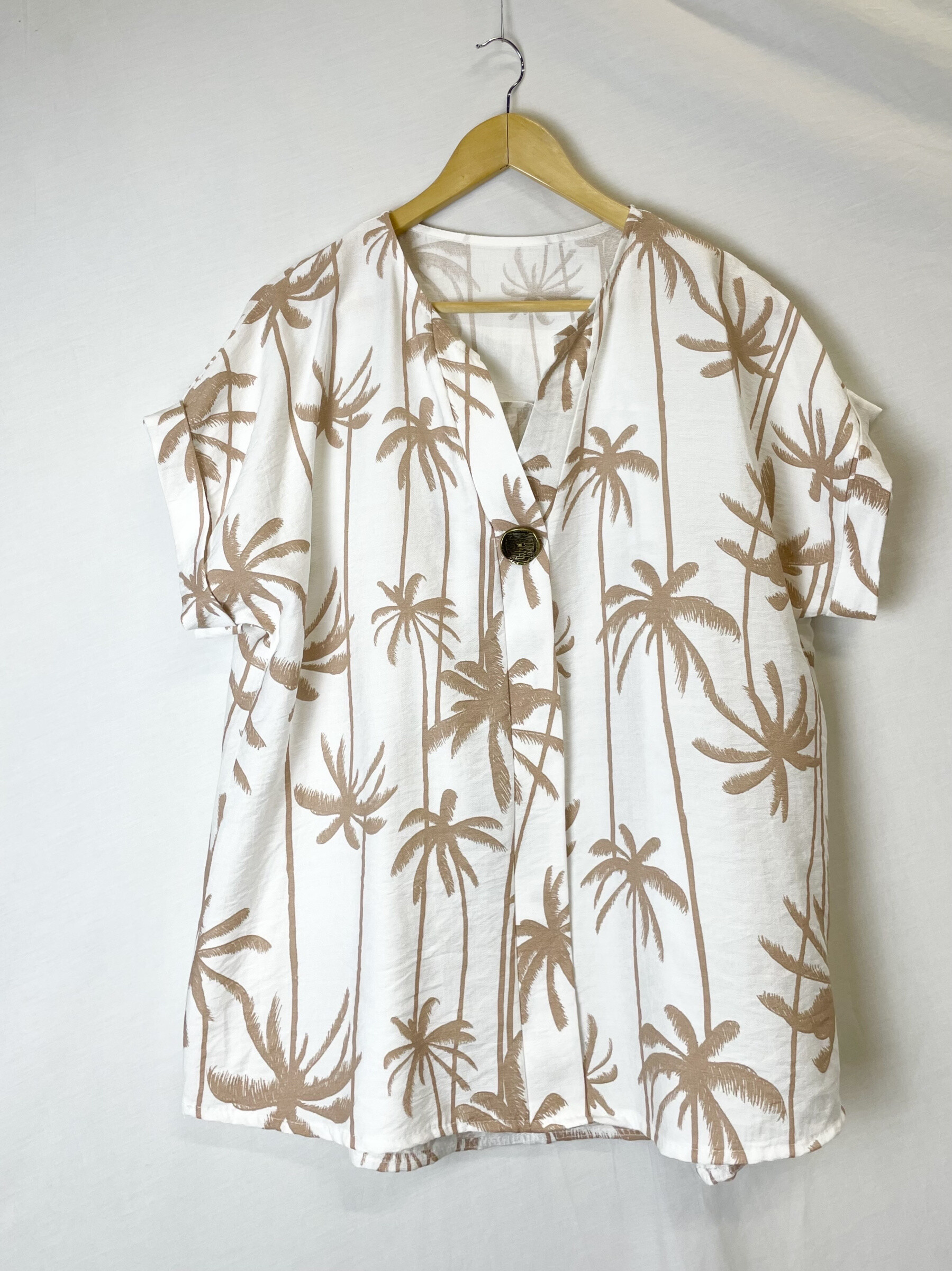 Grossiste Catherine Style - Blouse fluide à imprimé cocotier à bouton