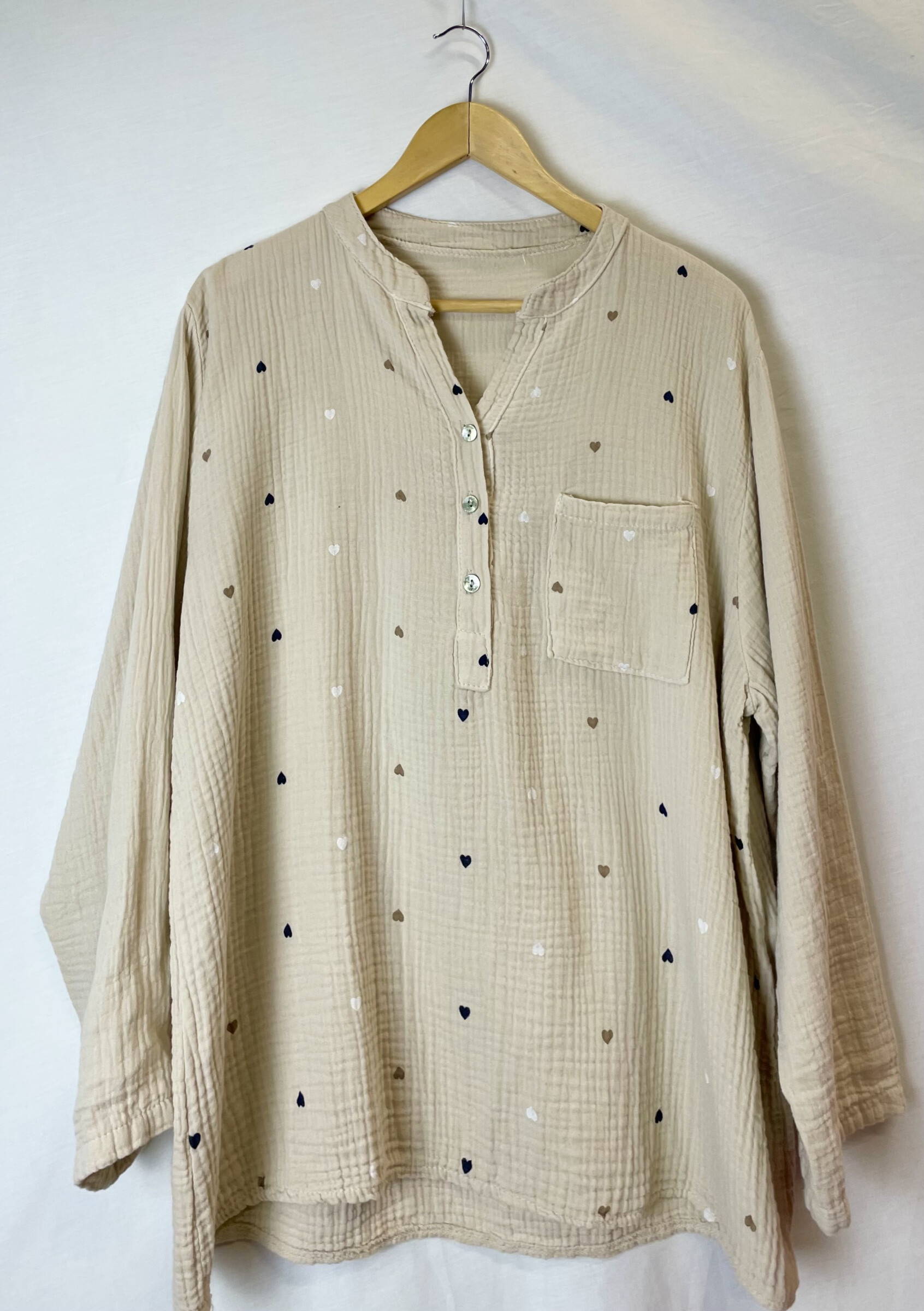 Großhändler Catherine Style - Baumwollgaze Bluse mit farbenfrohen Herzdruck