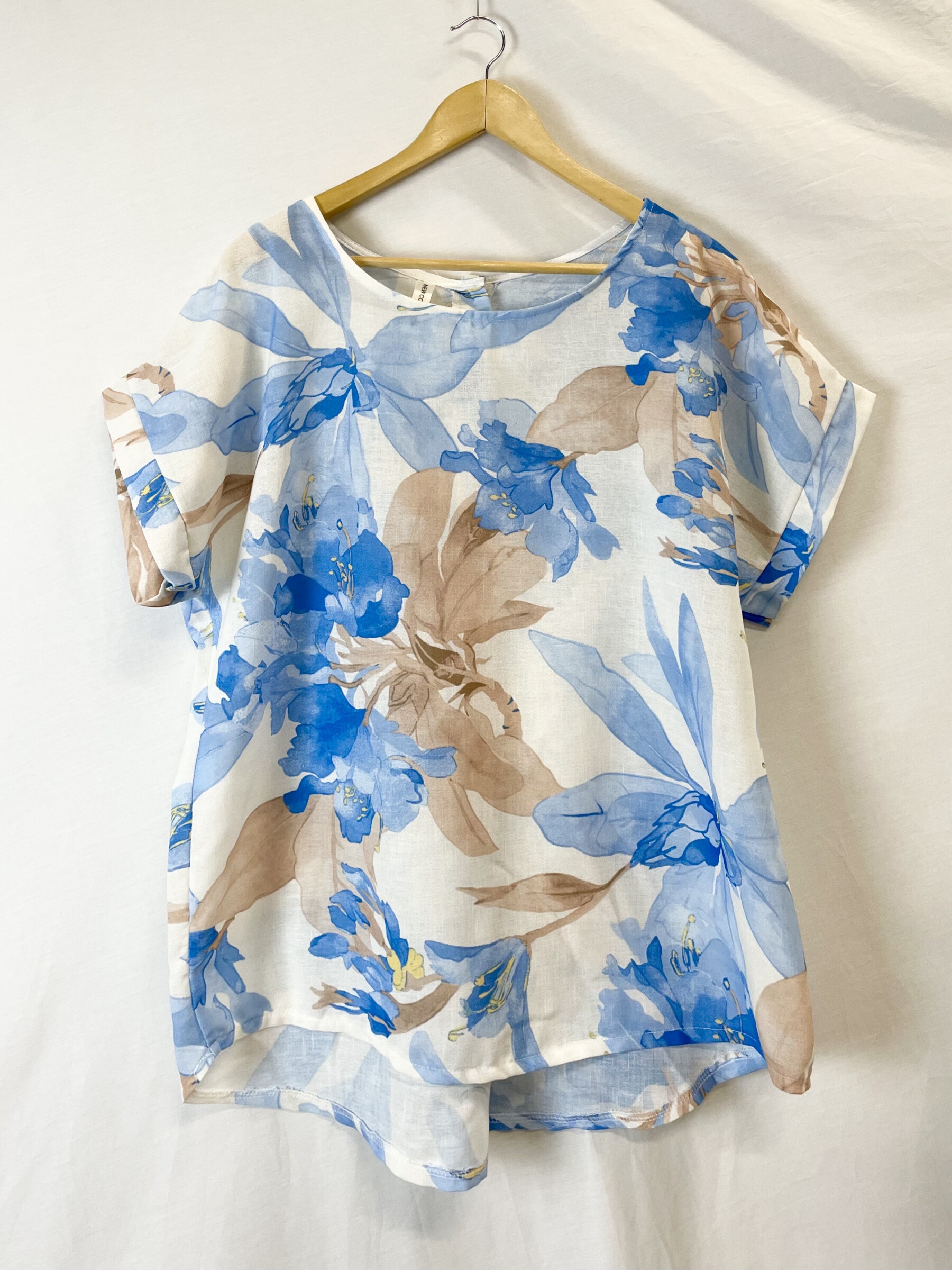 Wholesaler Catherine Style - Fluid blouse in cotton canvas mixture buttoned floral print on the back