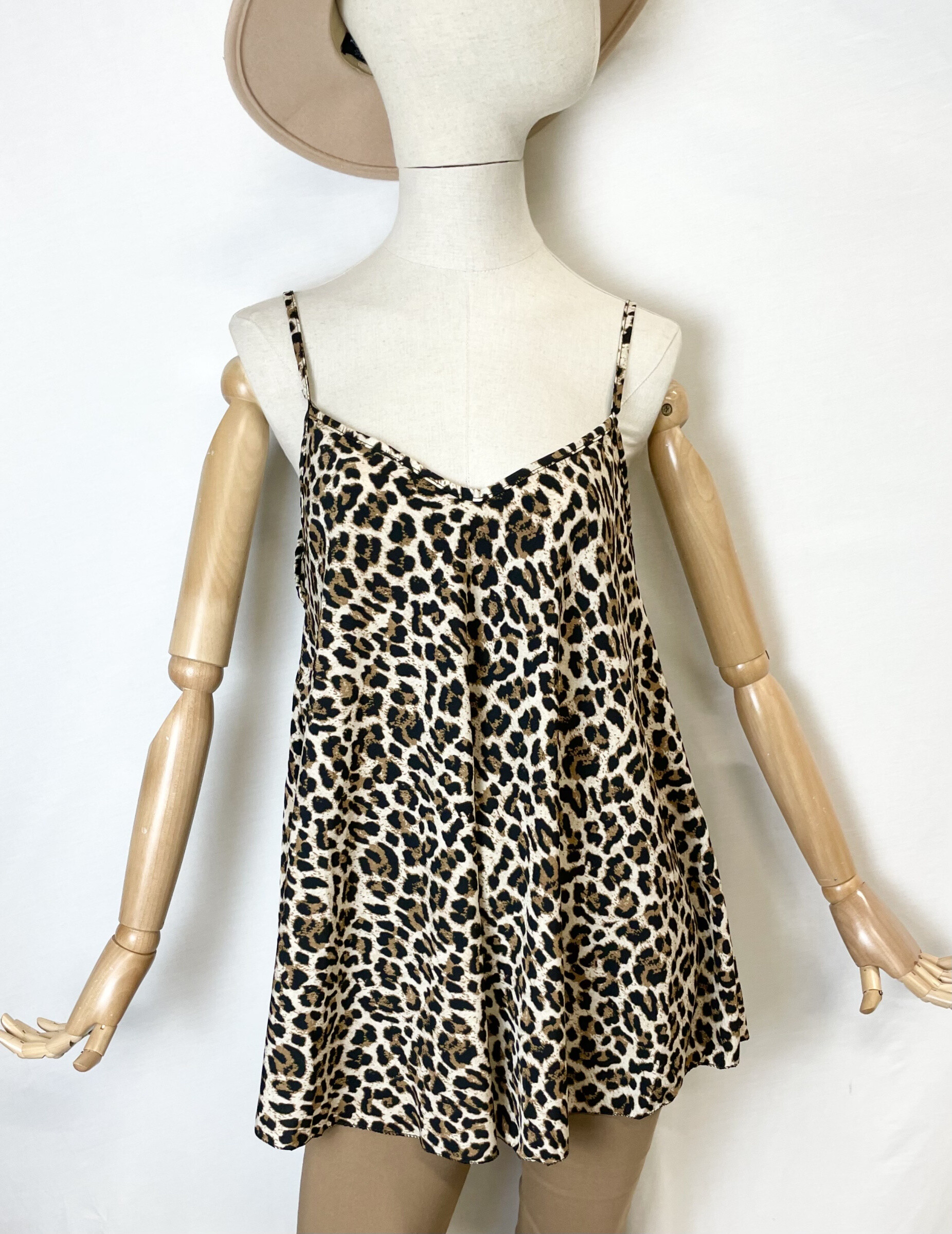 Mayorista Catherine Style - Top de tirantes fluido con tacto satinado sedoso.